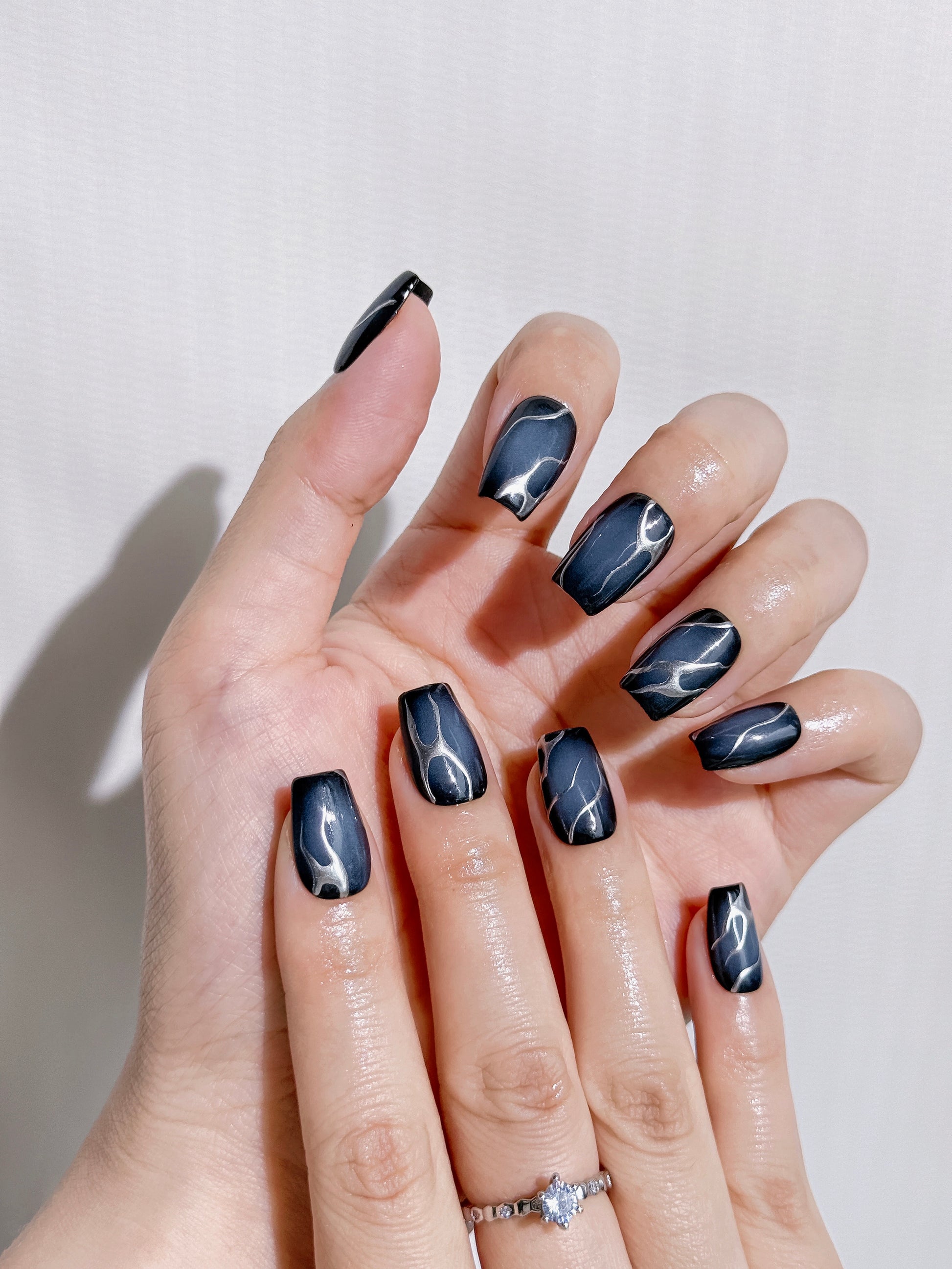 Midnight Current Press-On Nägel – Glänzender Swirl Look