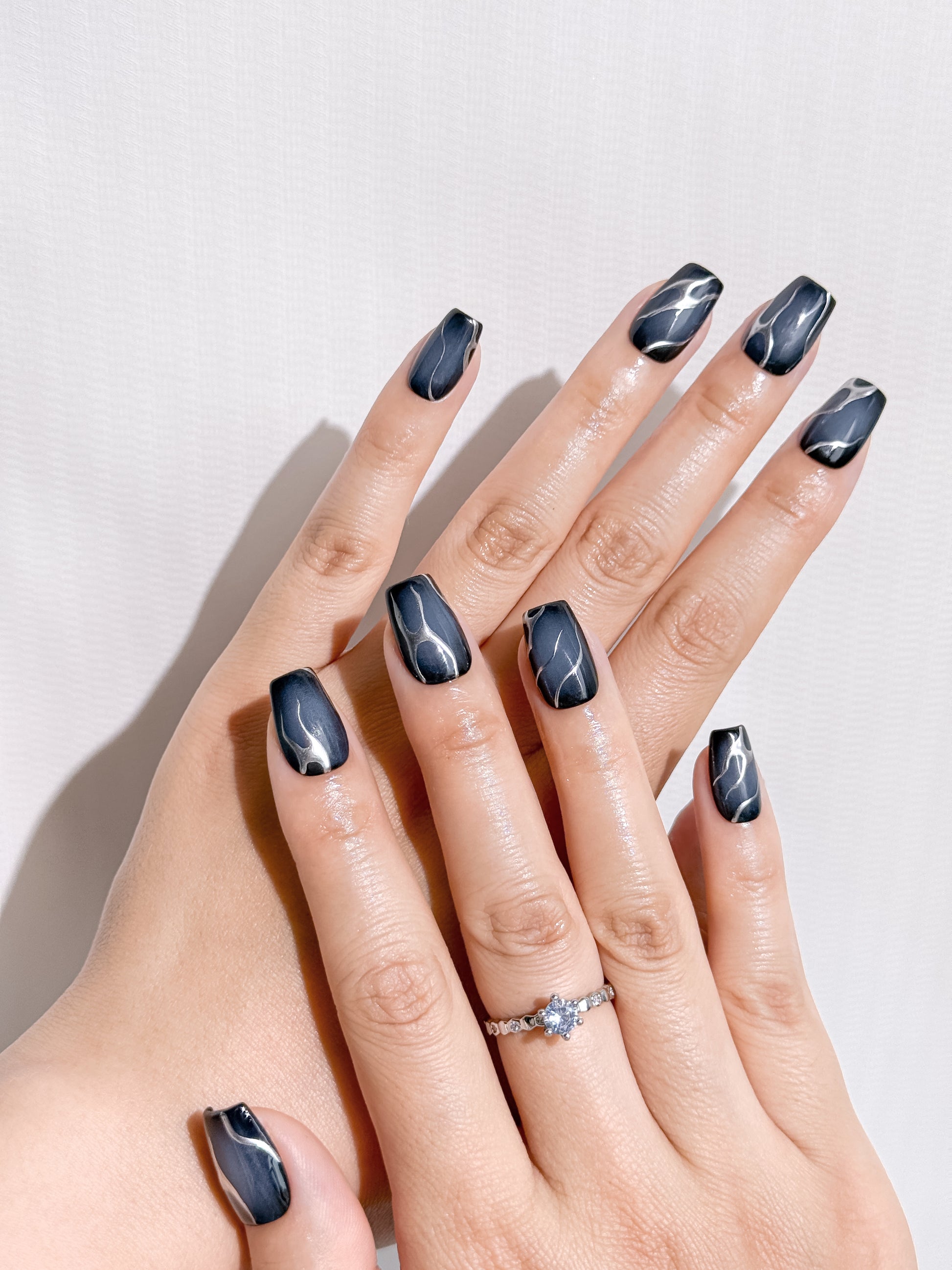 Midnight Current Press-On Nägel – Glänzender Swirl Look