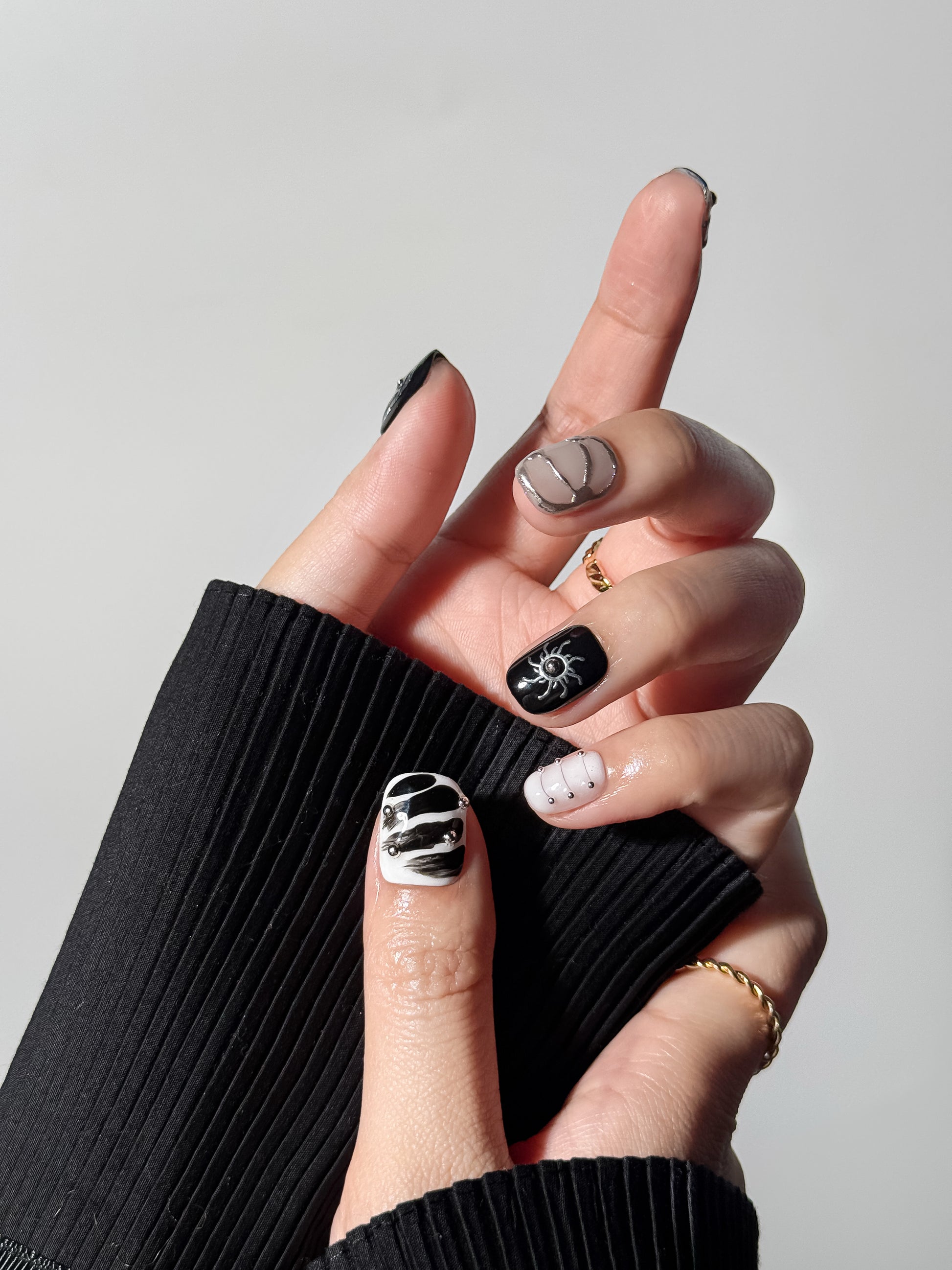 Cosmic Edge – Black Chrome Universe Press-On Nails