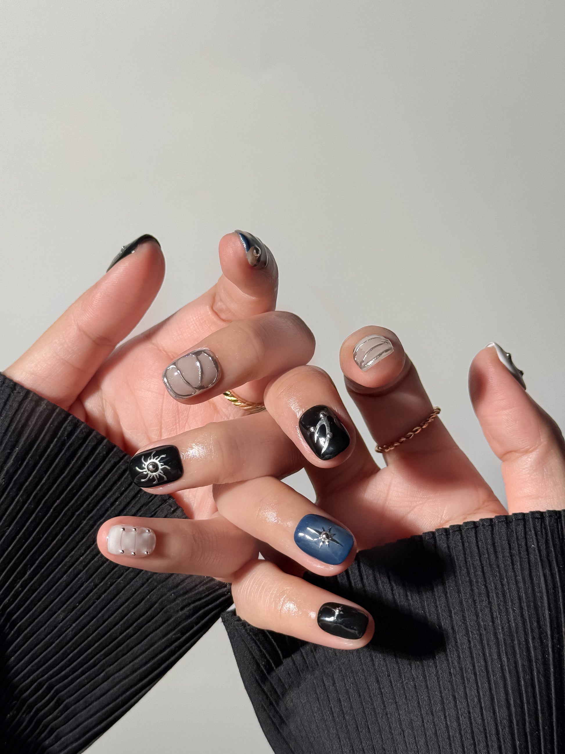 Cosmic Edge – Black Chrome Universe Press-On Nails