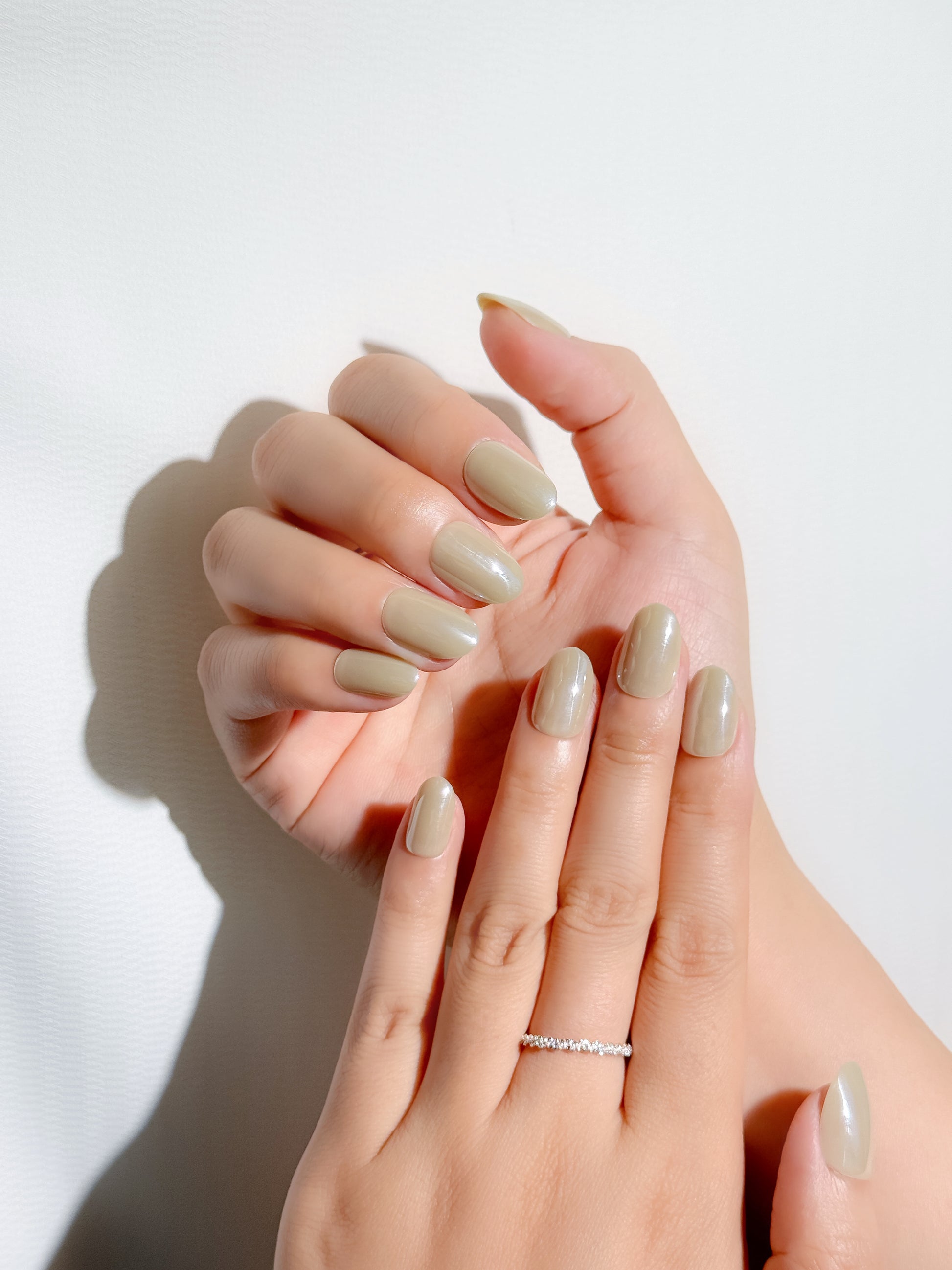 Olive Toned Press-On Nägel – Glänzendes Grün Design