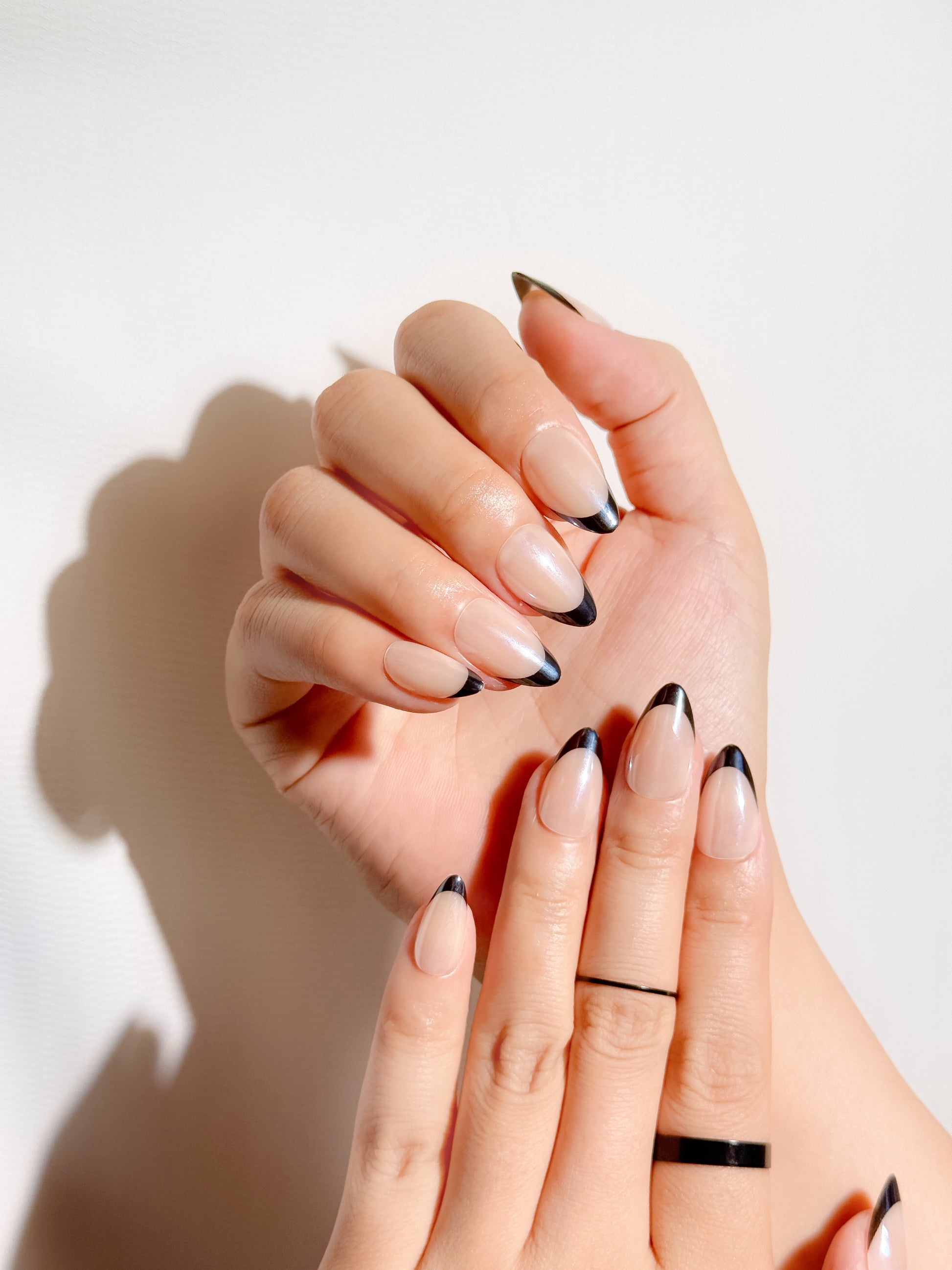 Sharp Noir Press-On Nägel – Schwarze French Tips