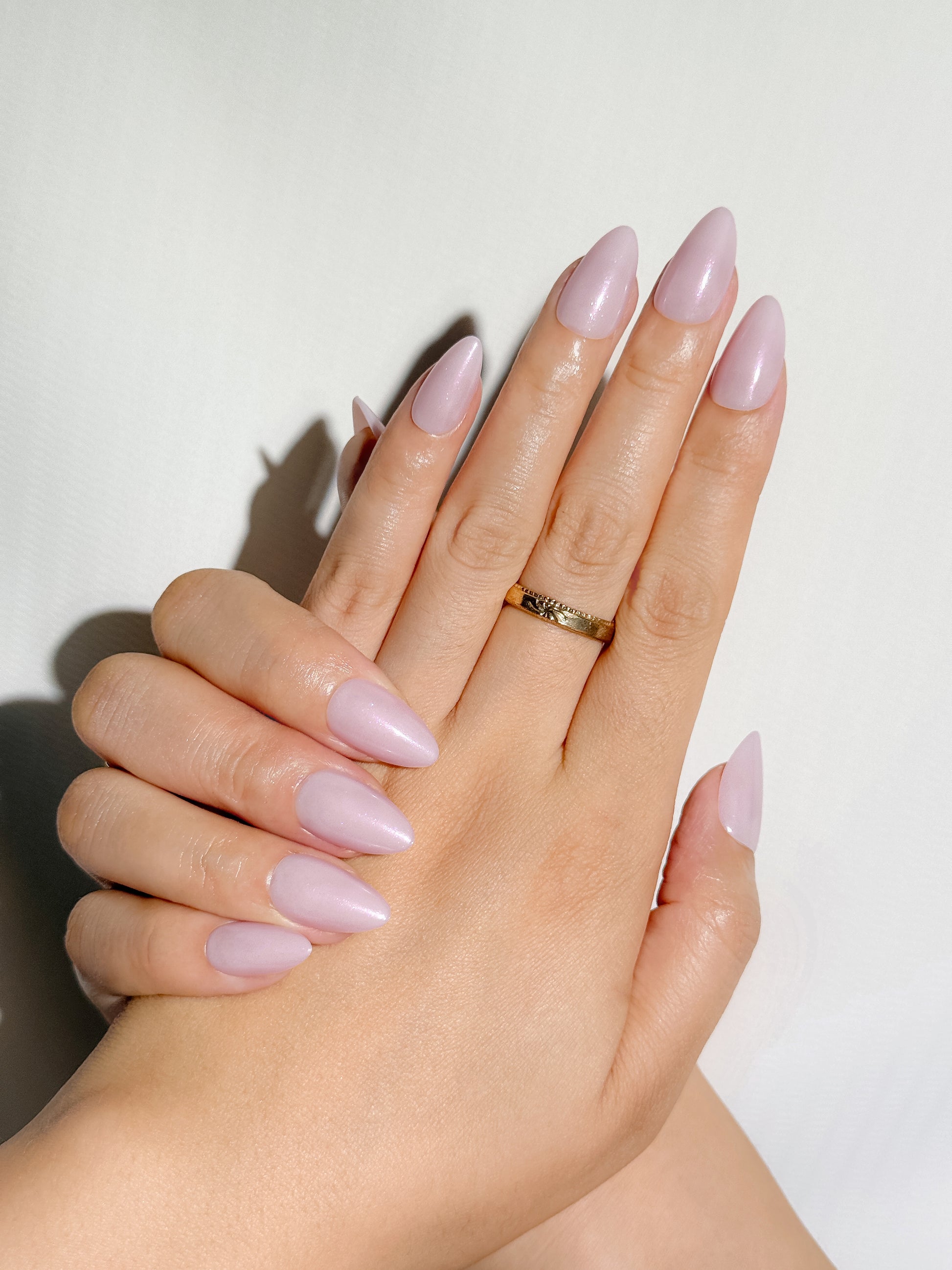 Petal Glow Press-On Nägel – Schimmer Almond Look