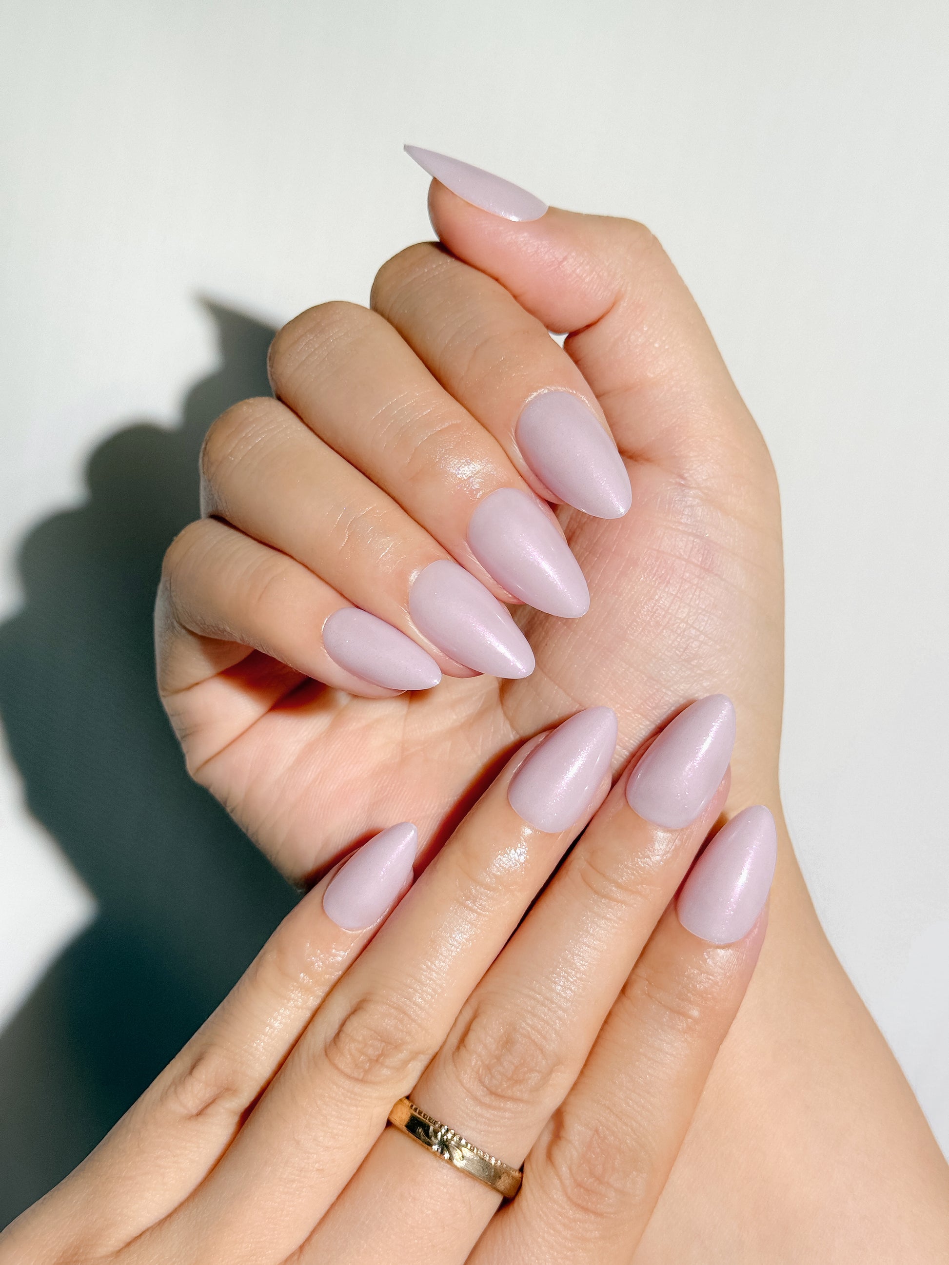 Petal Glow Press-On Nägel – Schimmer Almond Look