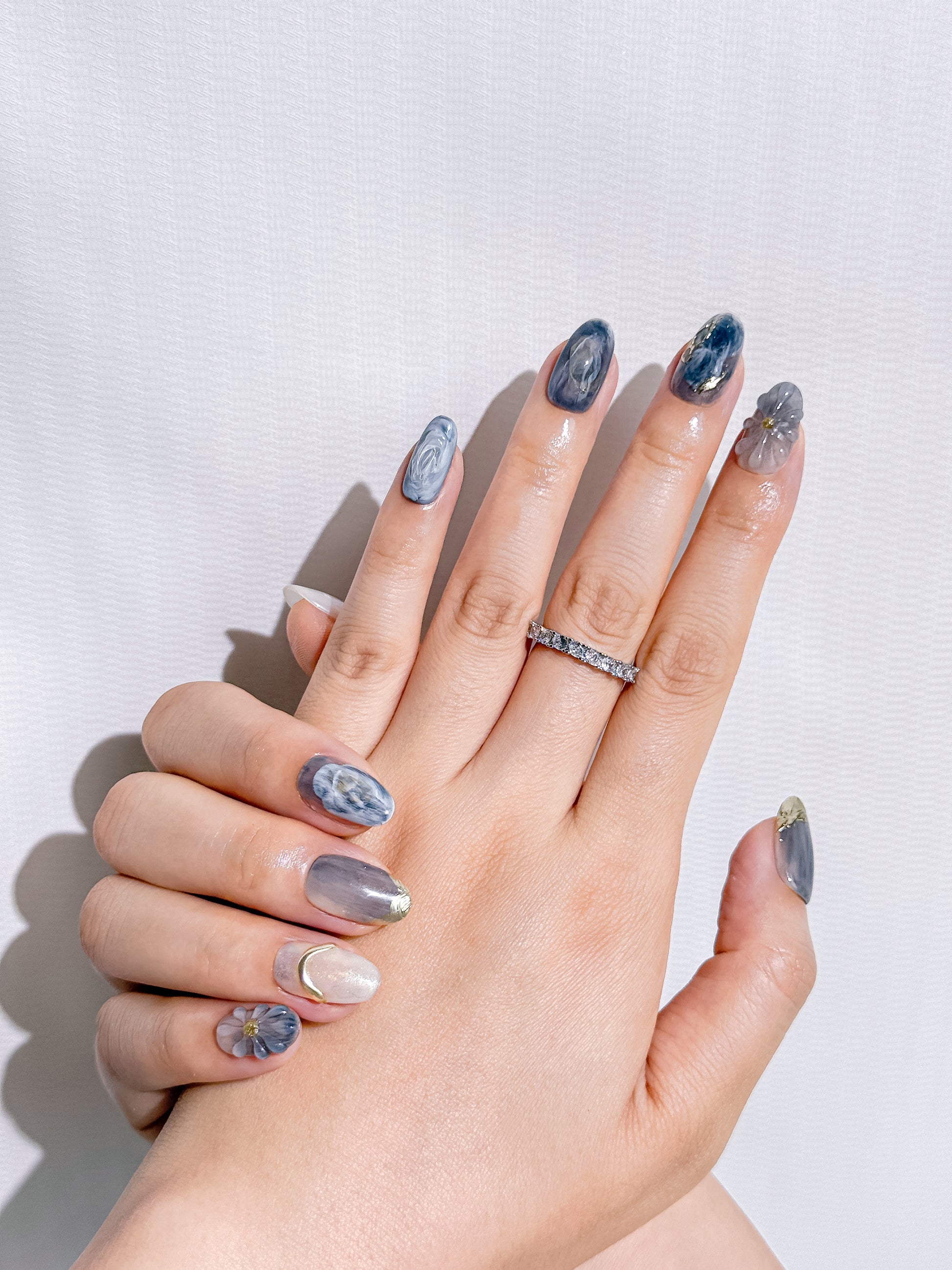 Blue Mirage Press-On Nägel – Floral Marble Design