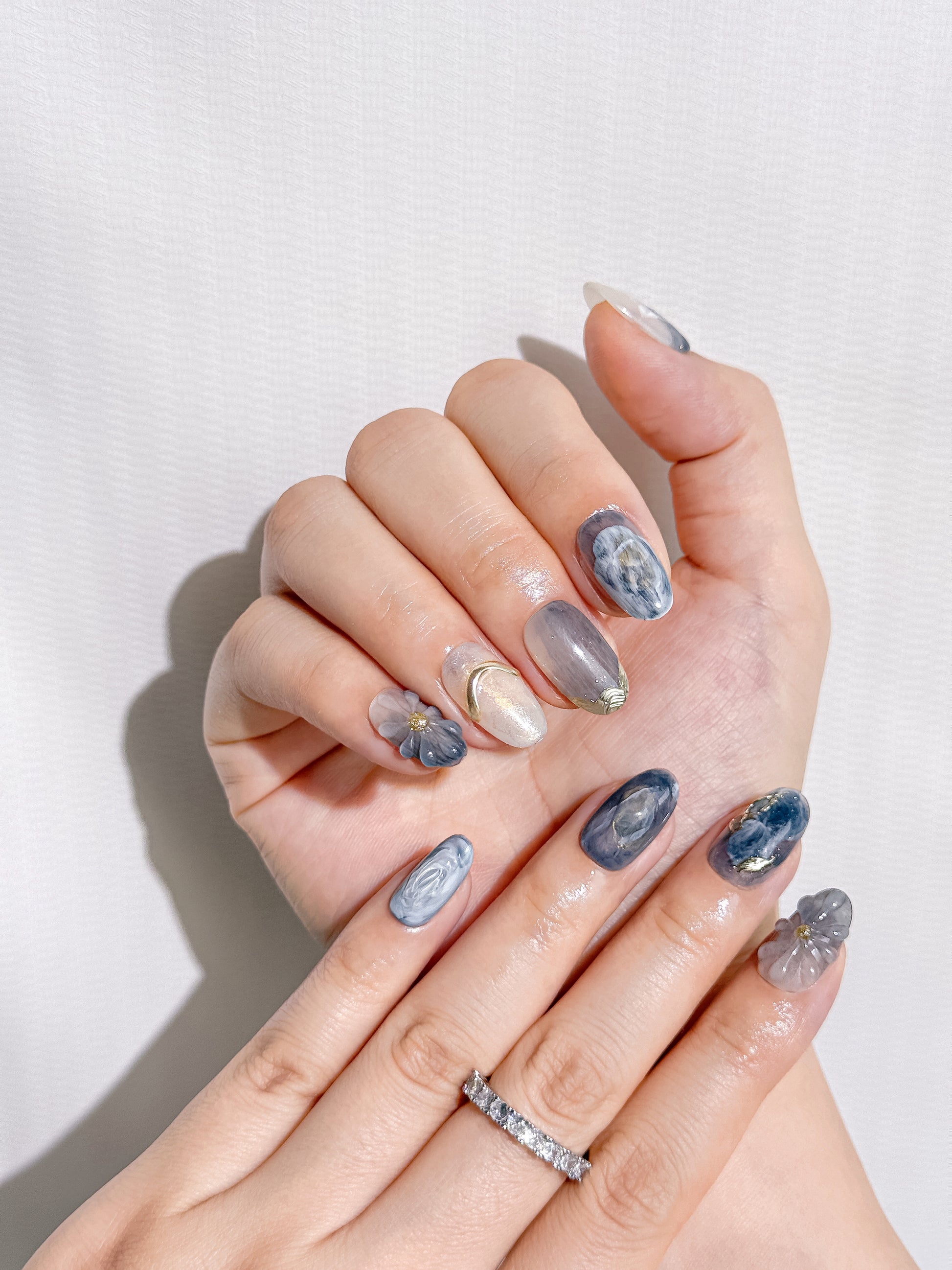 Blue Mirage Press-On Nägel – Floral Marble Design