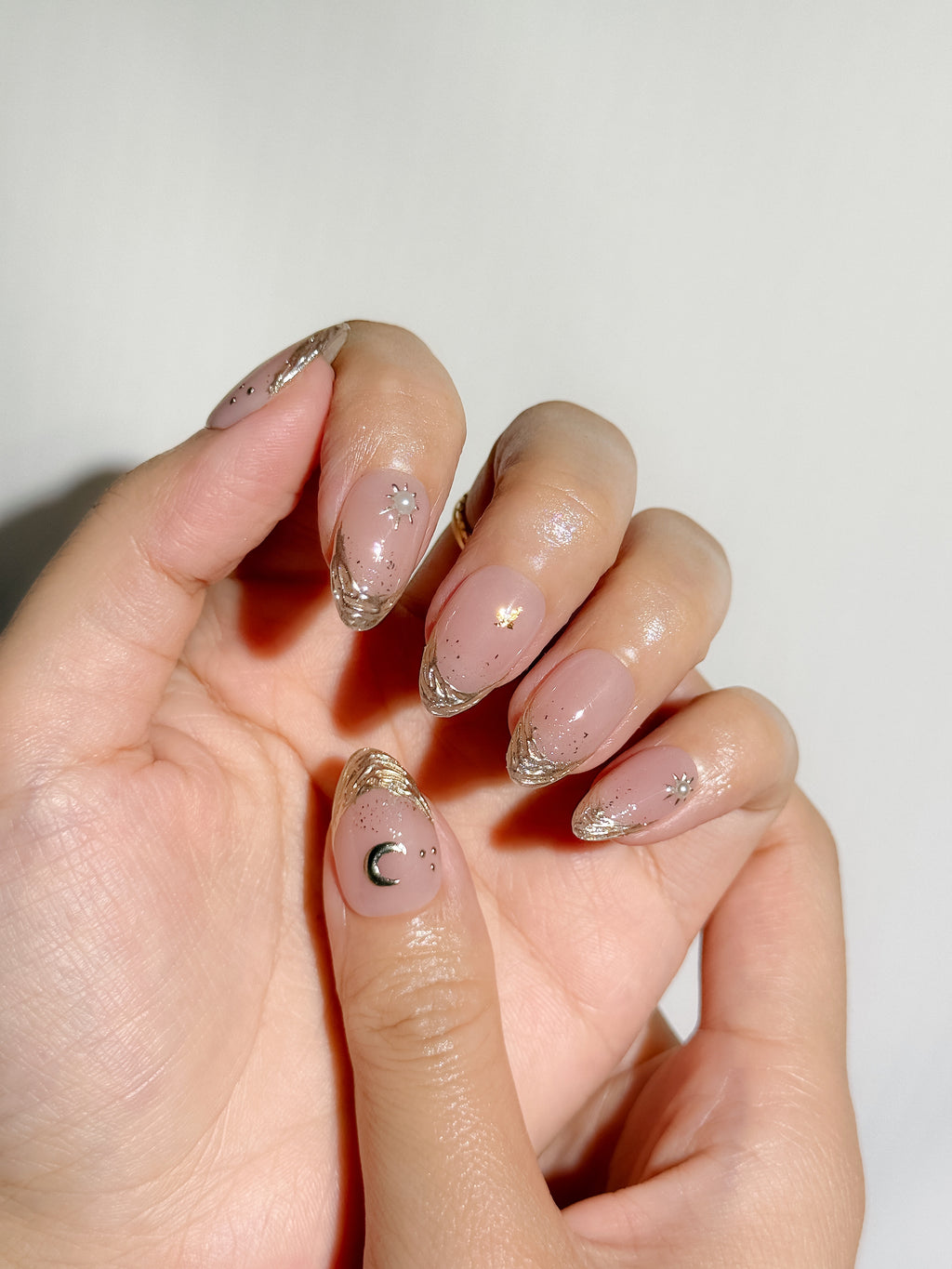 Stardust Whisper Press-On Nägel – Gold Celestial Look