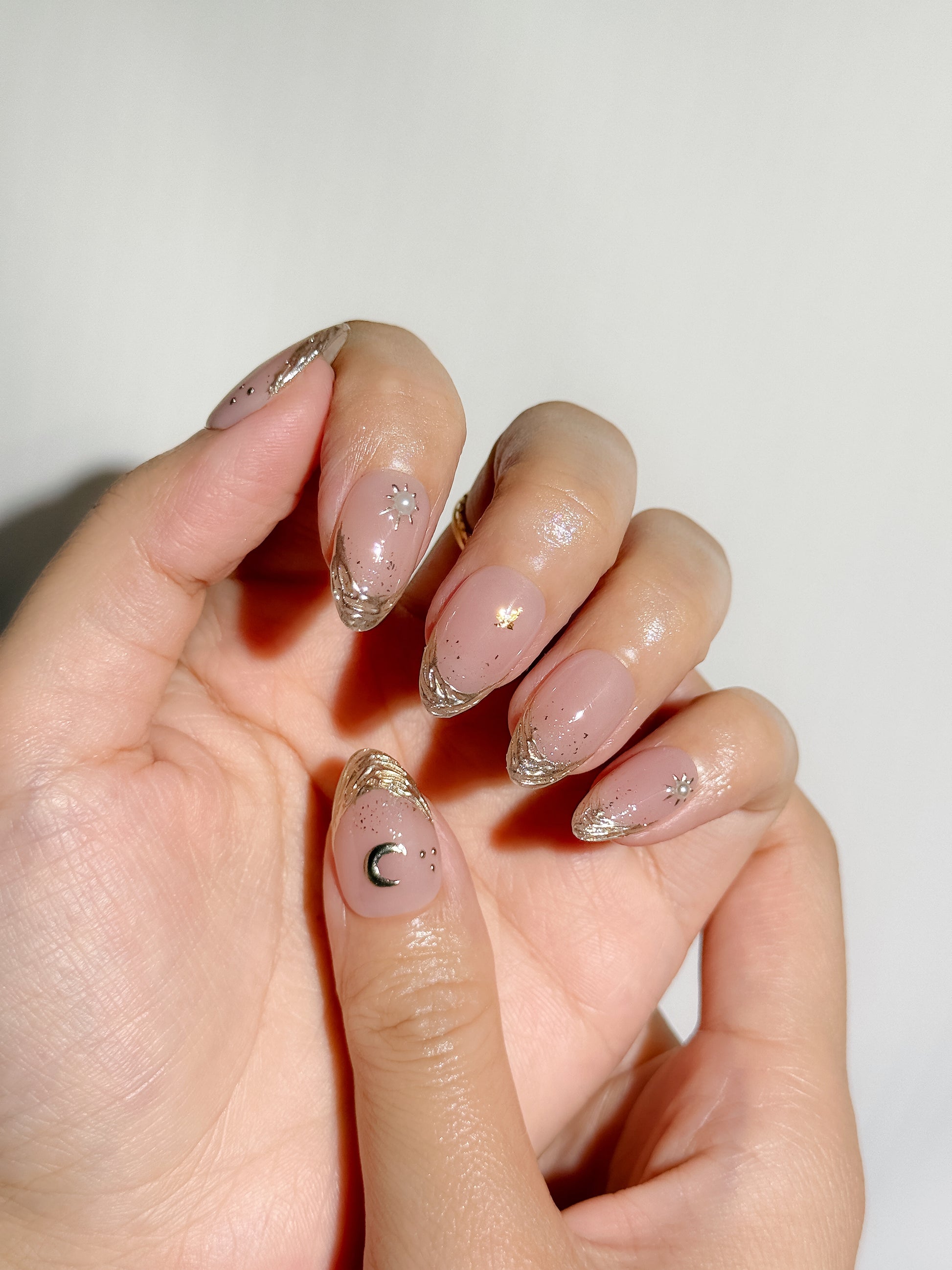 Stardust Whisper Press-On Nägel – Gold Celestial Look