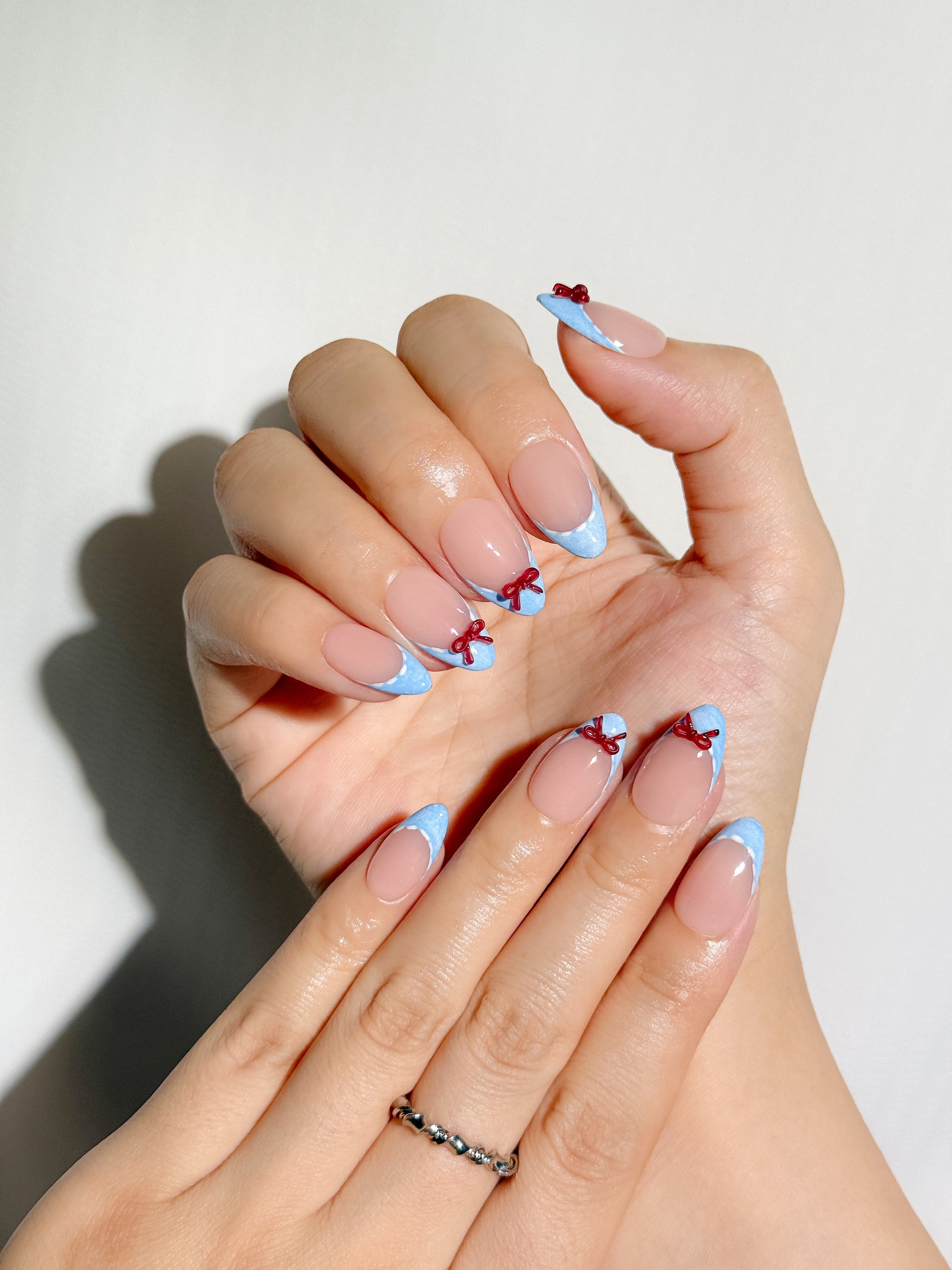 Cherry Bow Press-On Nägel – French Blue Tip Design