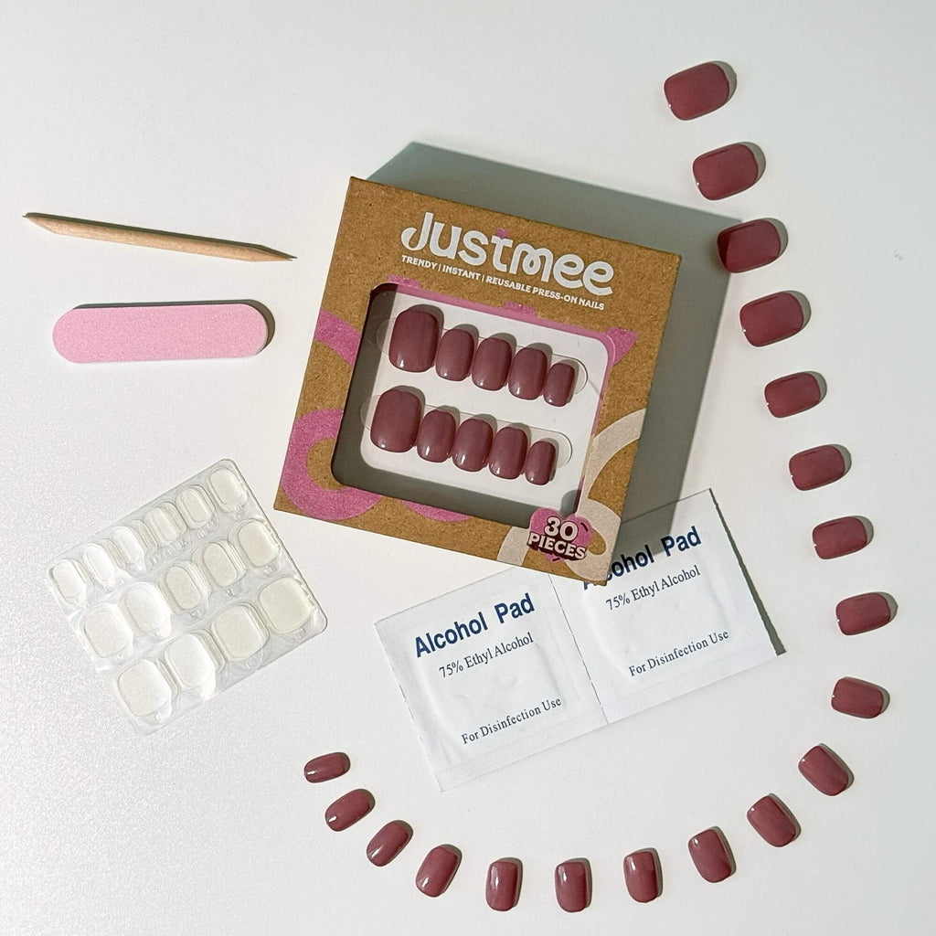 Komplettes Justmee Maniküre-Set mit 30 altrosa farbenen Nägeln und Zubehör.