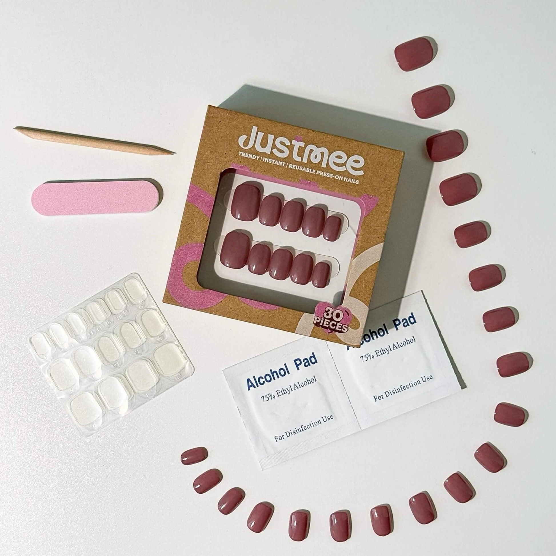 Komplettes Justmee Maniküre-Set mit 30 altrosa farbenen Nägeln und Zubehör.