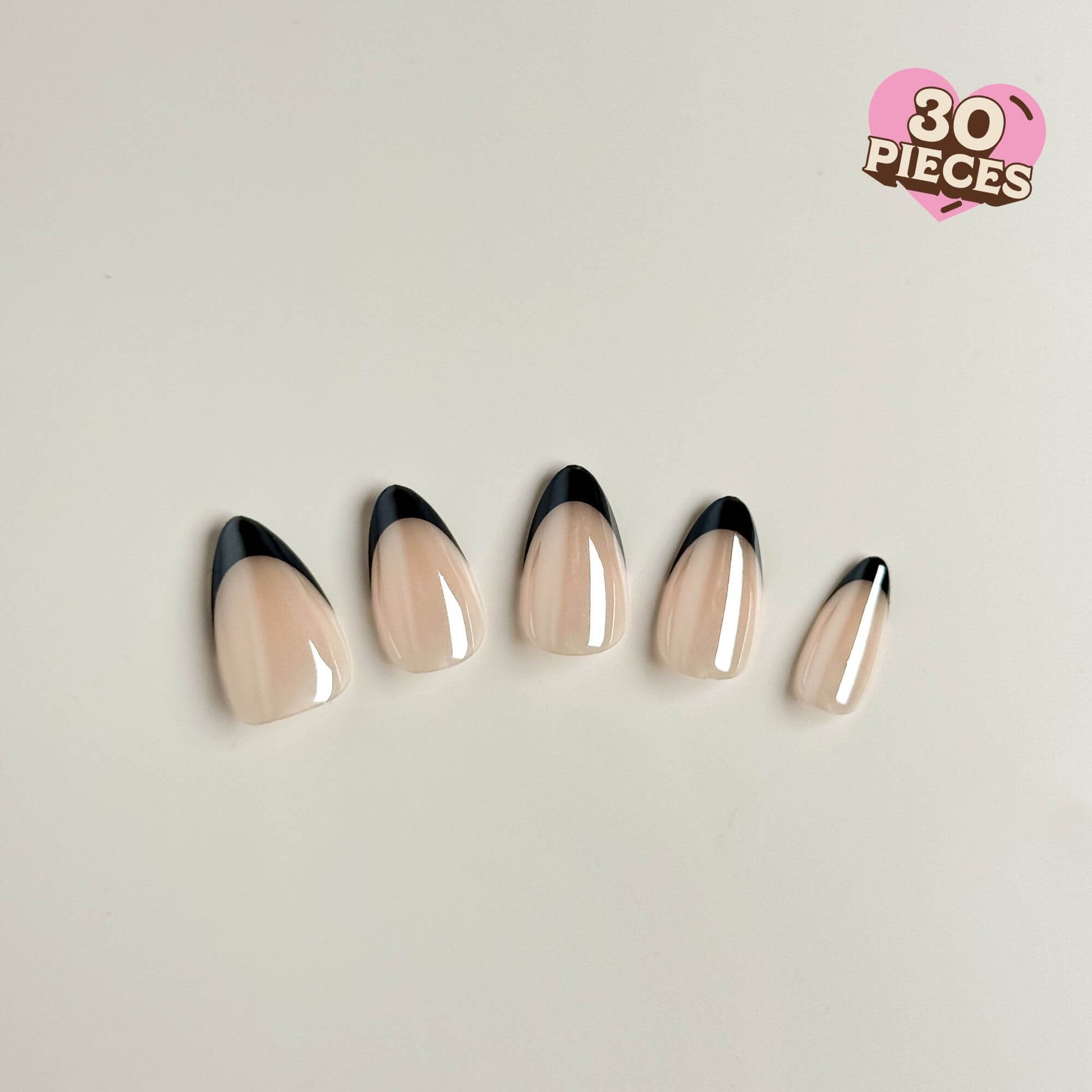 Fünf Justmee Press-on-Nägel in Mandelform mit präzisen schwarzen French Tips und glänzendem Nude-Untergrund im eleganten Tuxedo-Design.