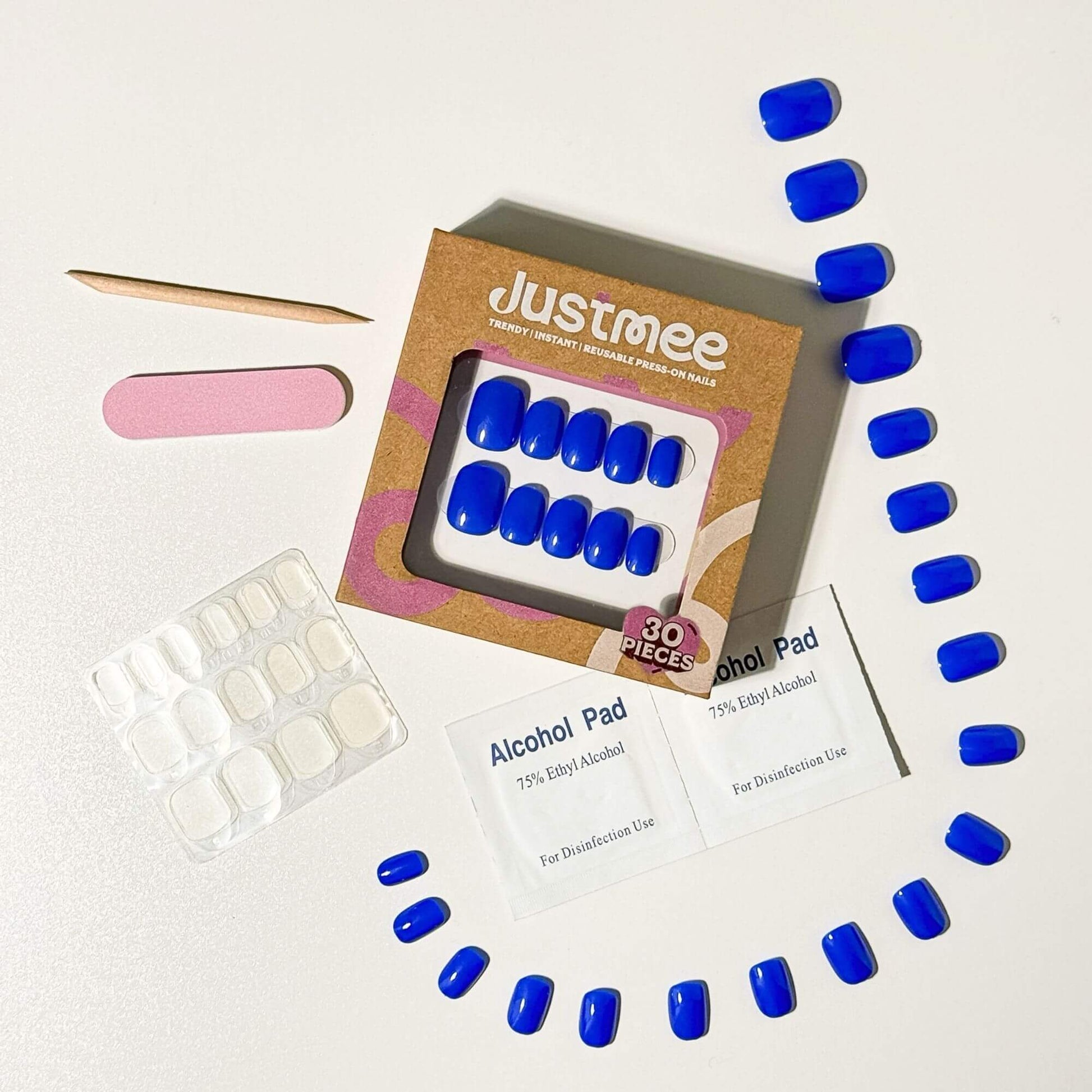 Komplettes Justmee Maniküre-Set mit 30 blauen Nägeln, Klebepads und Zubehör.