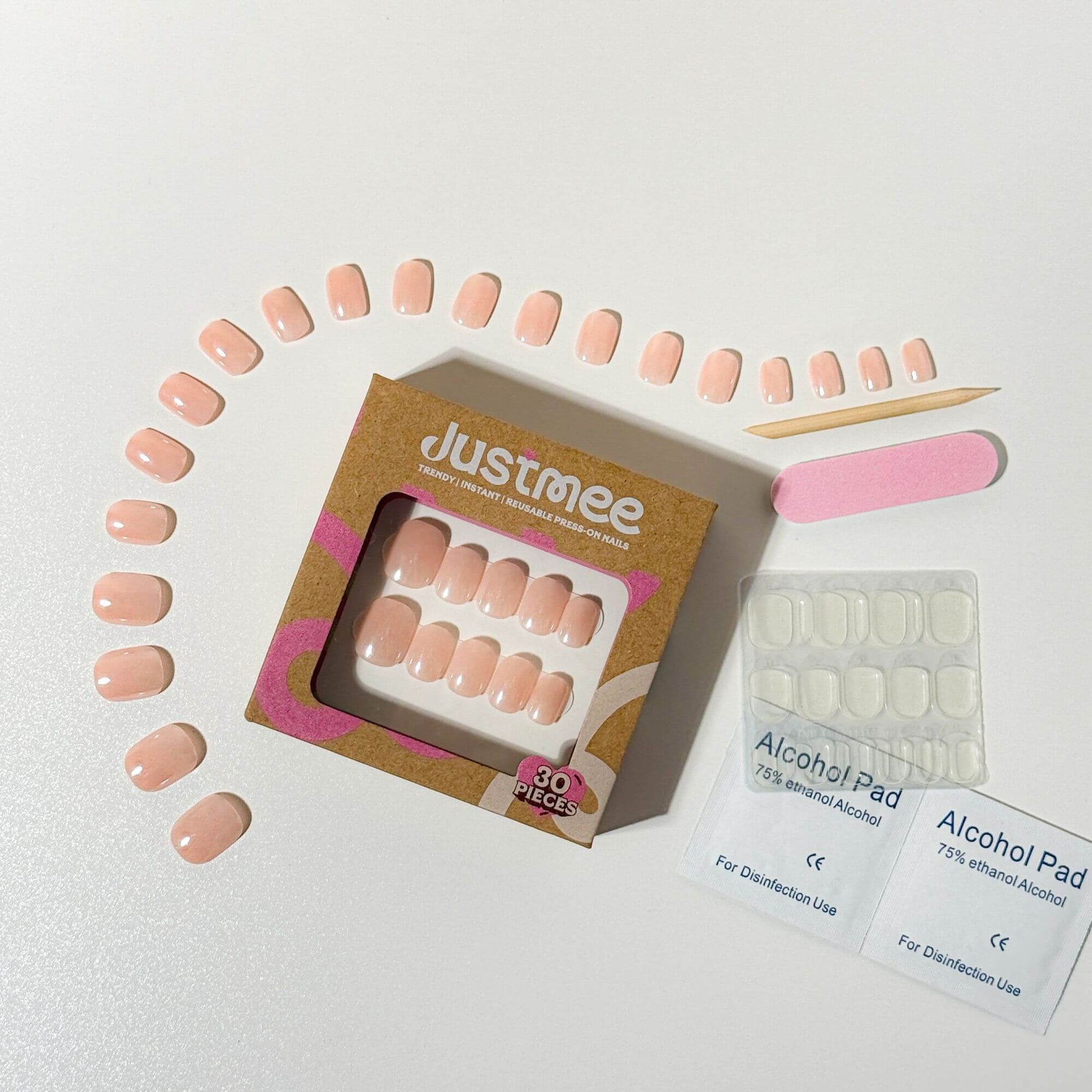Justmee Blushbare Press-on Nails Set: 30 glänzende Nude-Kunstnägel in kurzer Mandelform mit Klebepads und Maniküre-Zubehör.