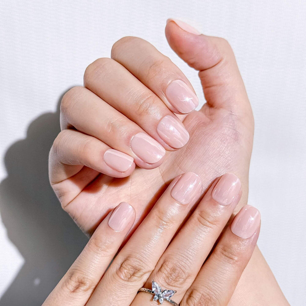 Ästhetische Ansicht der Blushbare glänzenden Nude Press-on Nägel, natürliches Kunstnägel-Design mit Hochglanz-Effekt.