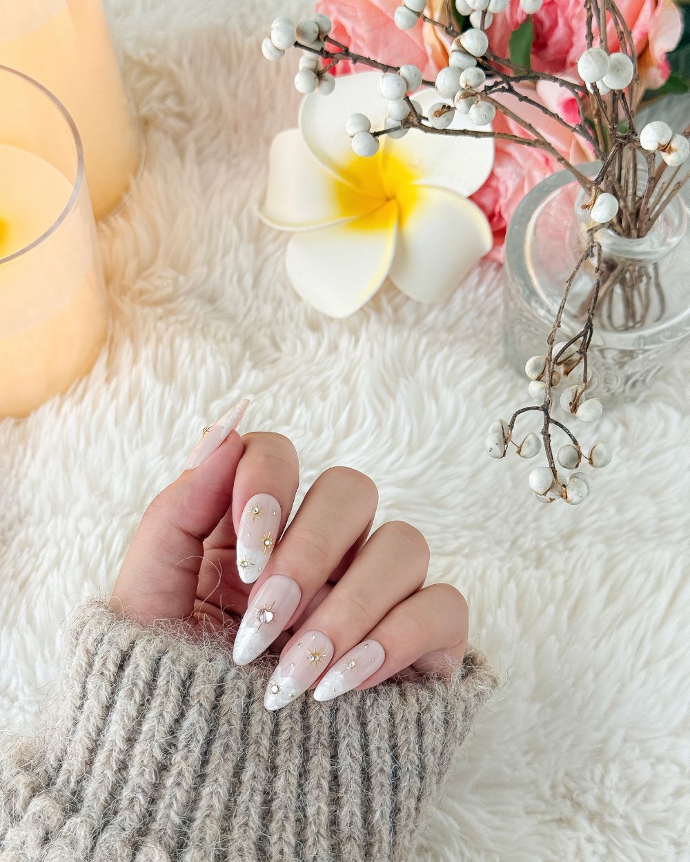 Luxuriöse handgefertigte Press-on Nails im Celestial-Look mit milchigem Wolken-Design, goldenen Sternen und 3D-Herz-Details.