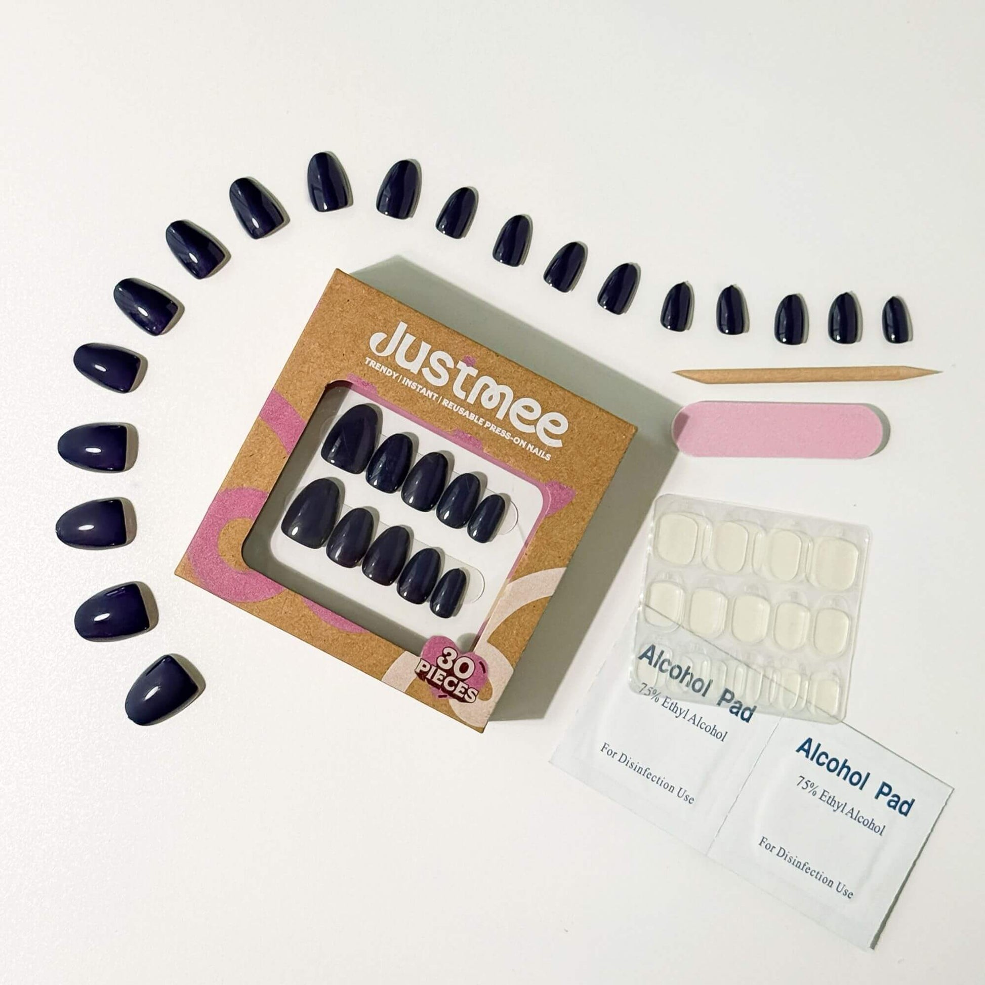 Komplettes 30-teiliges dunkelblaues Press-on-Nagel-Set mit Klebepads und Zubehör.
