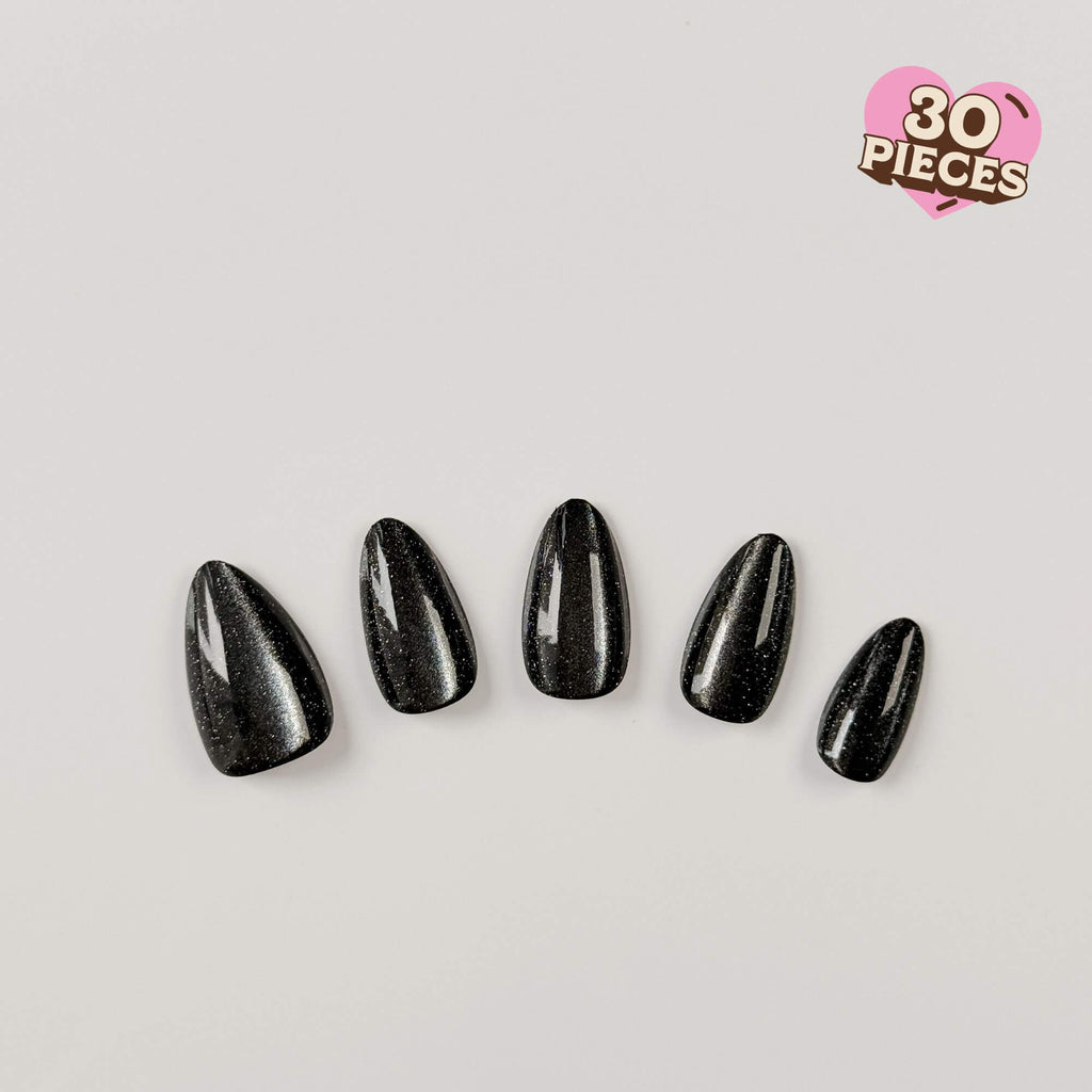 Detailansicht der Galaxy Noir magnetischen Kunstnägel mit mehrdimensionalem Schimmer-Effekt und eleganter Mandelform.