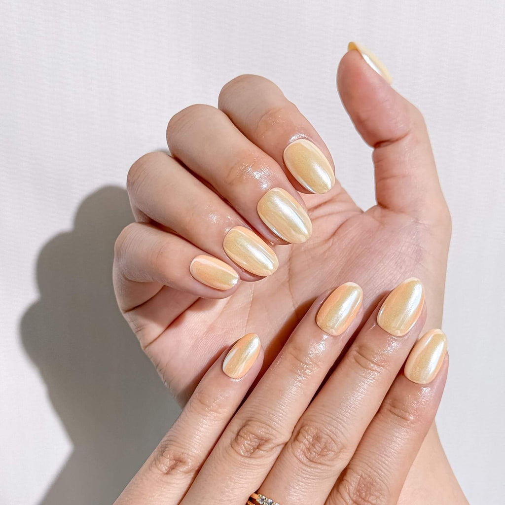 Detailansicht der handbemalten Champagne Glaze Perlmutt-Nägel mit irisierendem Chrome-Glanz und hochwertiger Verarbeitung.