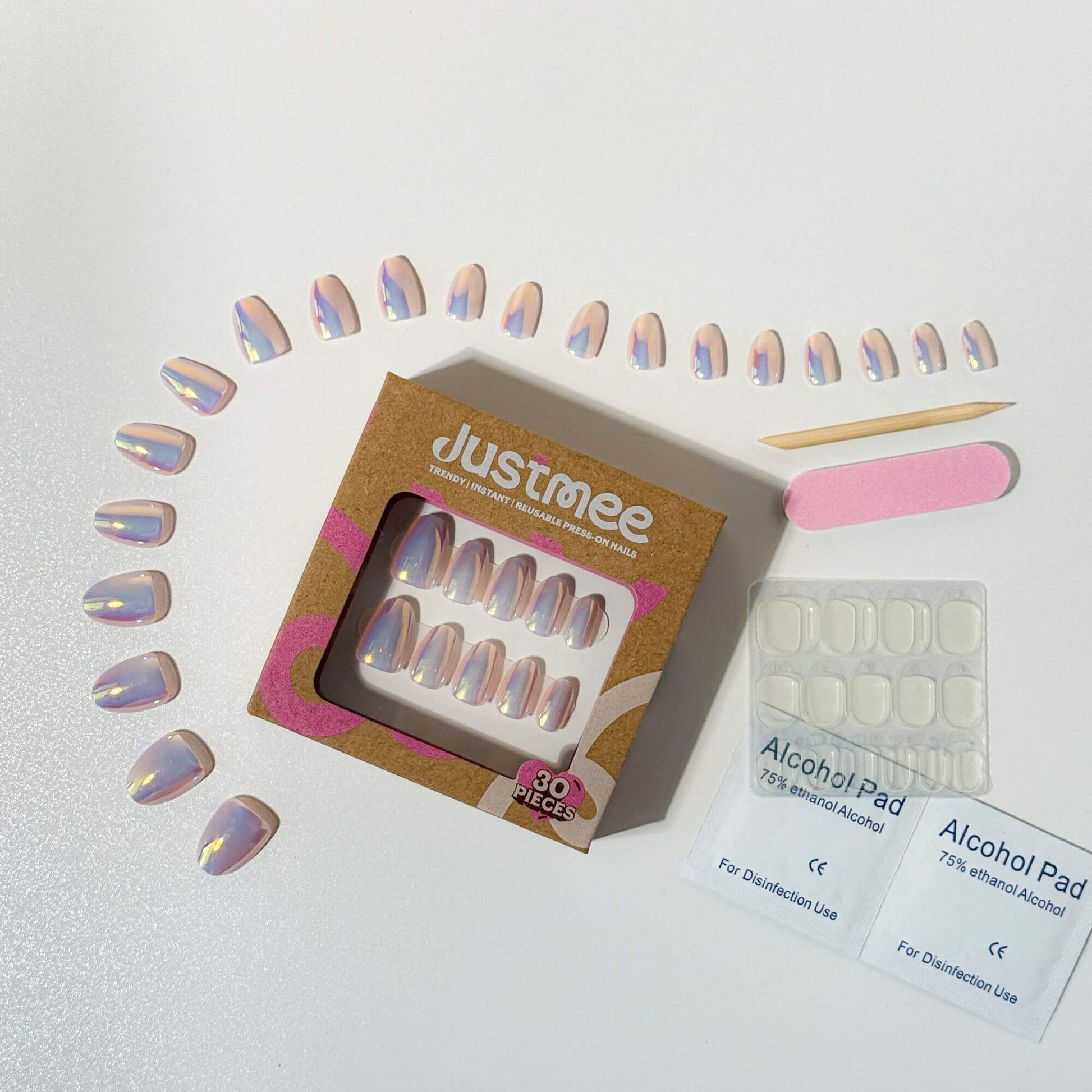 Vollständiges Justmee Press-on-Nagel-Set mit 30 kurzen ovalen, irisierenden Nägeln im Unicorn-Chrom-Look, inklusive Klebepads und Zubehör.