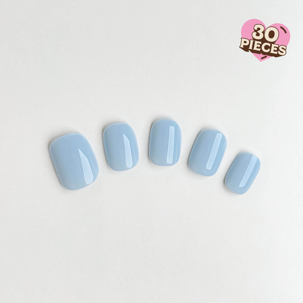 Nahaufnahme der Blue Mist Kunstnägel in Kurzform, mit hochglänzendem pastell-babyblauem Finish für einen frischen Look.