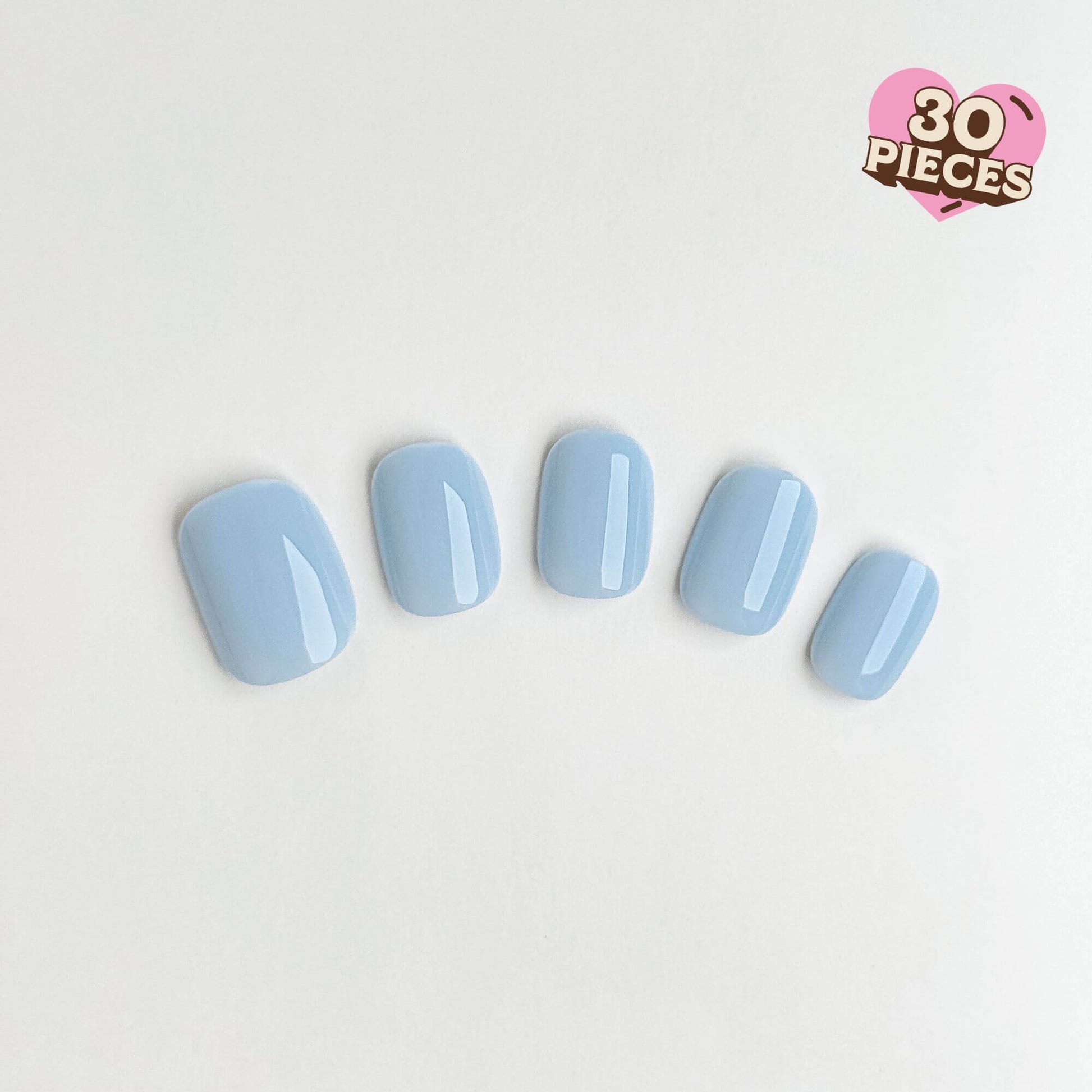 Nahaufnahme der Blue Mist Kunstnägel in Kurzform, mit hochglänzendem pastell-babyblauem Finish für einen frischen Look.
