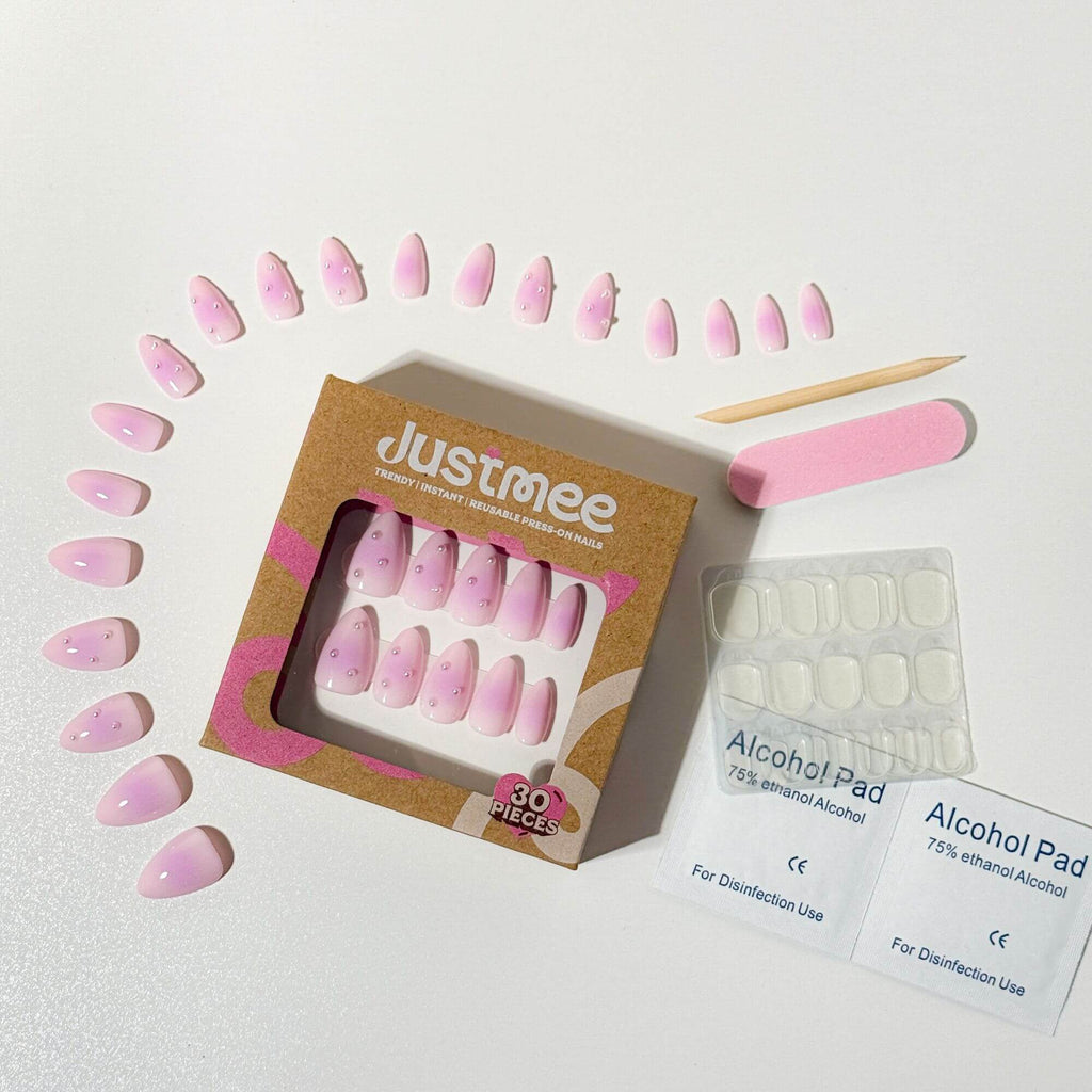 Justmee Lilac Mist Profi Press-on Nails Set: 30 Stück Flieder-Ombré Kunstnägel mit Perlen-Verzierung in Mandelform.