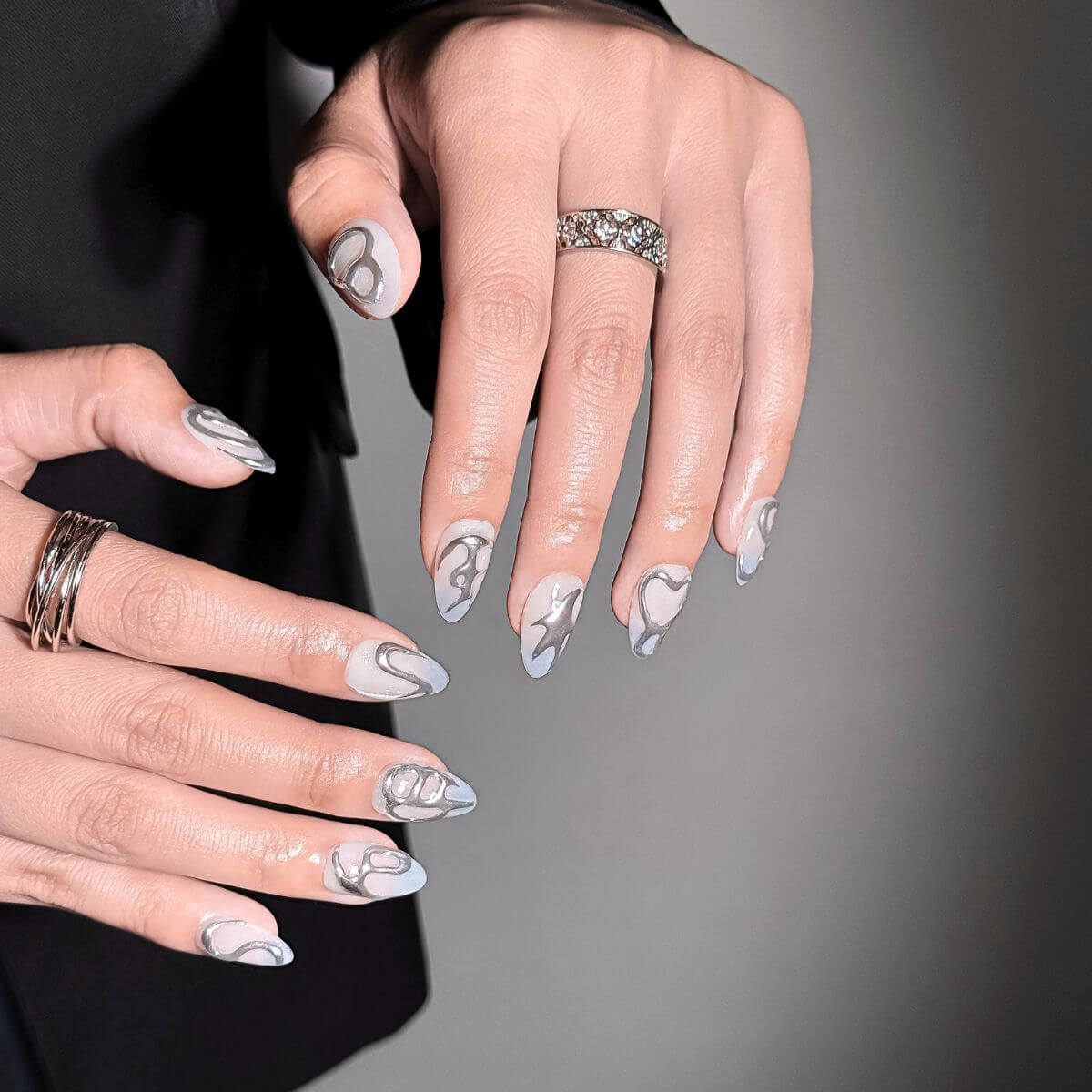 lifestyle.jpg	Lifestyle-Aufnahme der "Liquid Mercury" Gel-Nägel. Fokus auf das flüssige 3D-Metal-Design und das glänzende Finish dieser hochwertigen Kunstnägel zum Aufkleben.