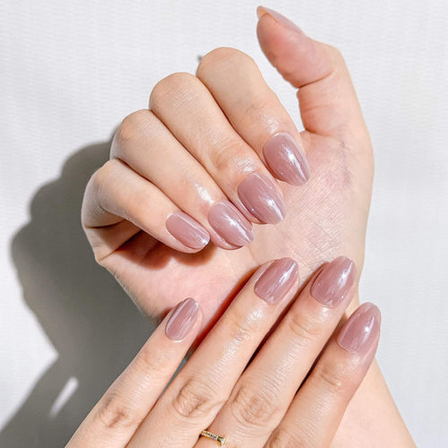 Natural manicure style featuring Justmee mauve chrome stick-on nails in short almond shape, perfect for daily wear.