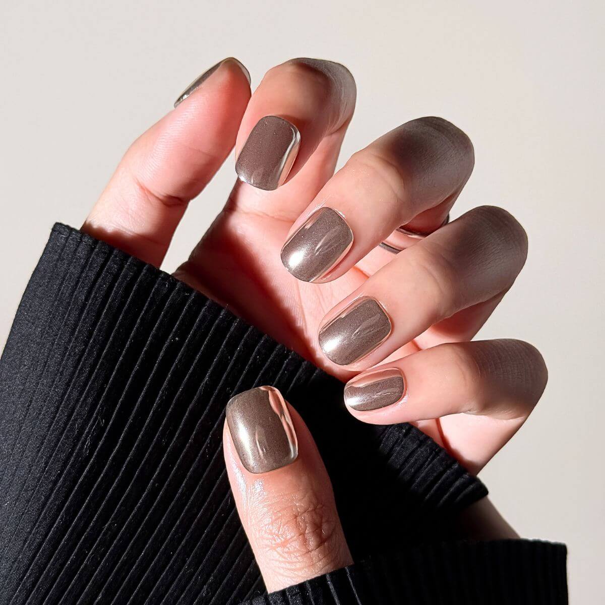 Nahaufnahme der Modern Minimalist künstlichen Nägel zum Aufkleben von justmee. Zeigt den makellosen Silber-Chrome-Spiegeleffekt für eine elegante Maniküre.