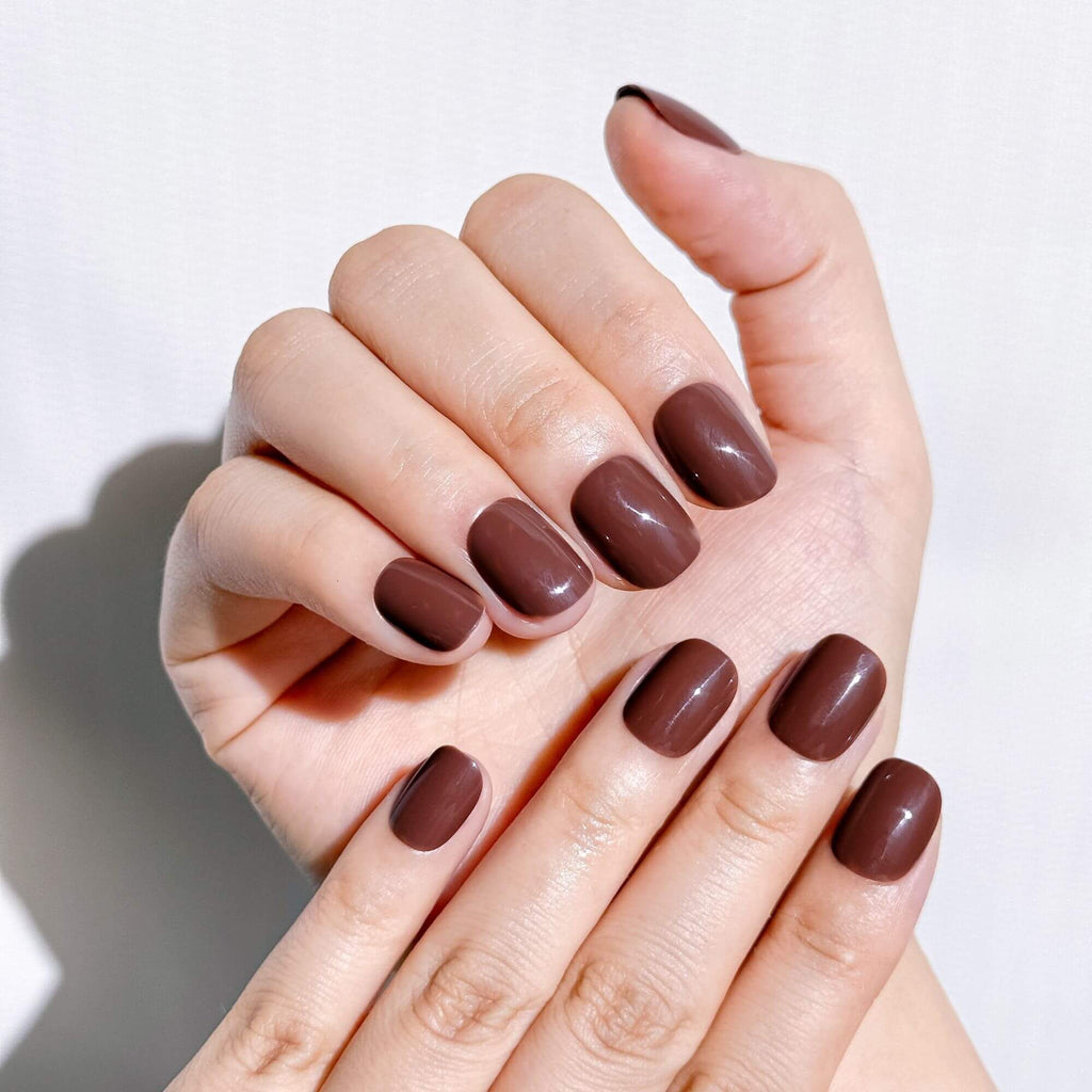 Maniküre-Look mit Justmee Mocha Glaze Nägeln zum Aufkleben, kaffeebrauner Stil in Kurzform für einen eleganten Alltag.
