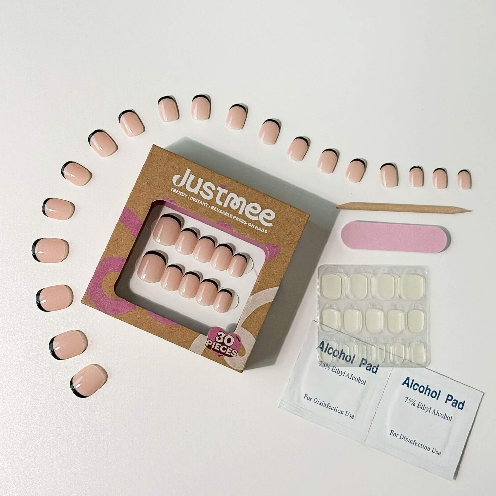 Komplettes 30er-Set Nude-Nägel von Justmee mit schwarzen Micro-French-Spitzen und Zubehör.