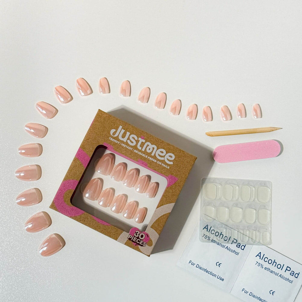 Justmee Profi Press-on Nails Starter-Set: 30 zartrosa Kunstnägel in kurzer Mandelform mit Klebepads und Maniküre-Zubehör.