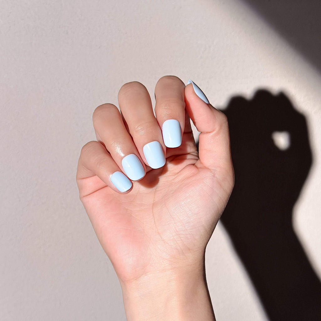 Frischer Maniküre-Look mit Justmee Blue Mist Nägeln zum Aufkleben, hellblauer Stil in Kurzform für eine saubere Ästhetik.