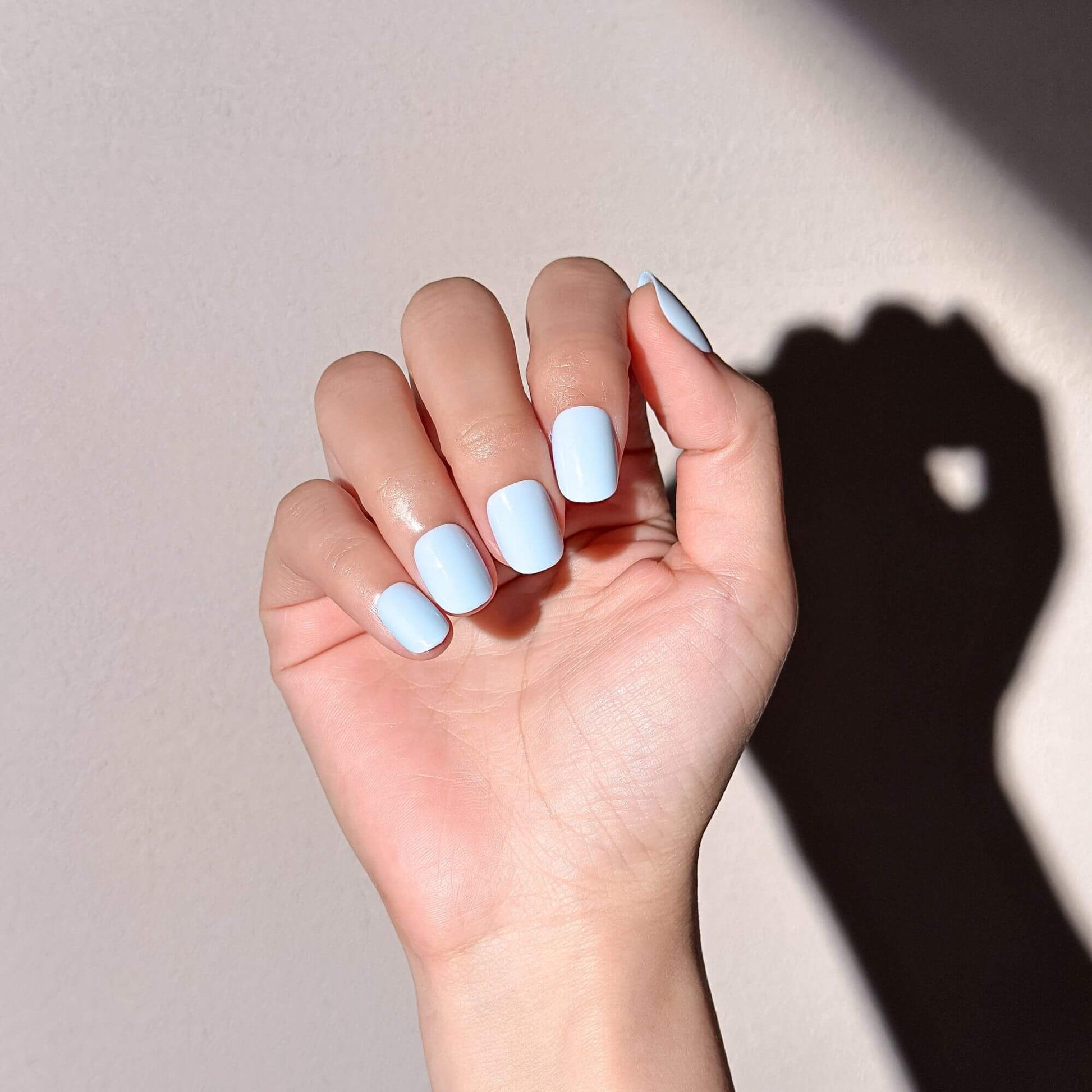Frischer Maniküre-Look mit Justmee Blue Mist Nägeln zum Aufkleben, hellblauer Stil in Kurzform für eine saubere Ästhetik.