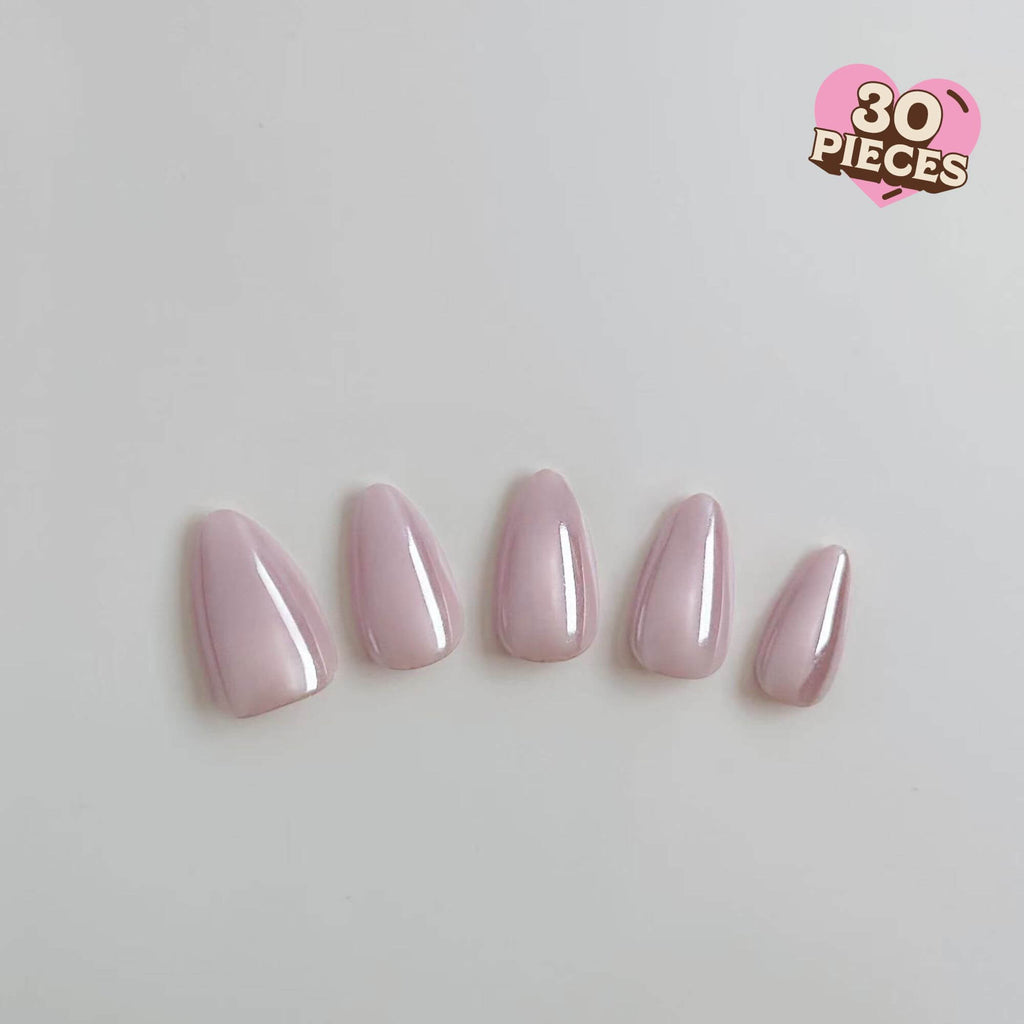 Fünf mittellange Press-on-Nägel in Mandelform in einem zarten Perlmutt-Rosa mit dezentem Chrom-Schimmer-Finish, präsentiert auf weißem Hintergrund