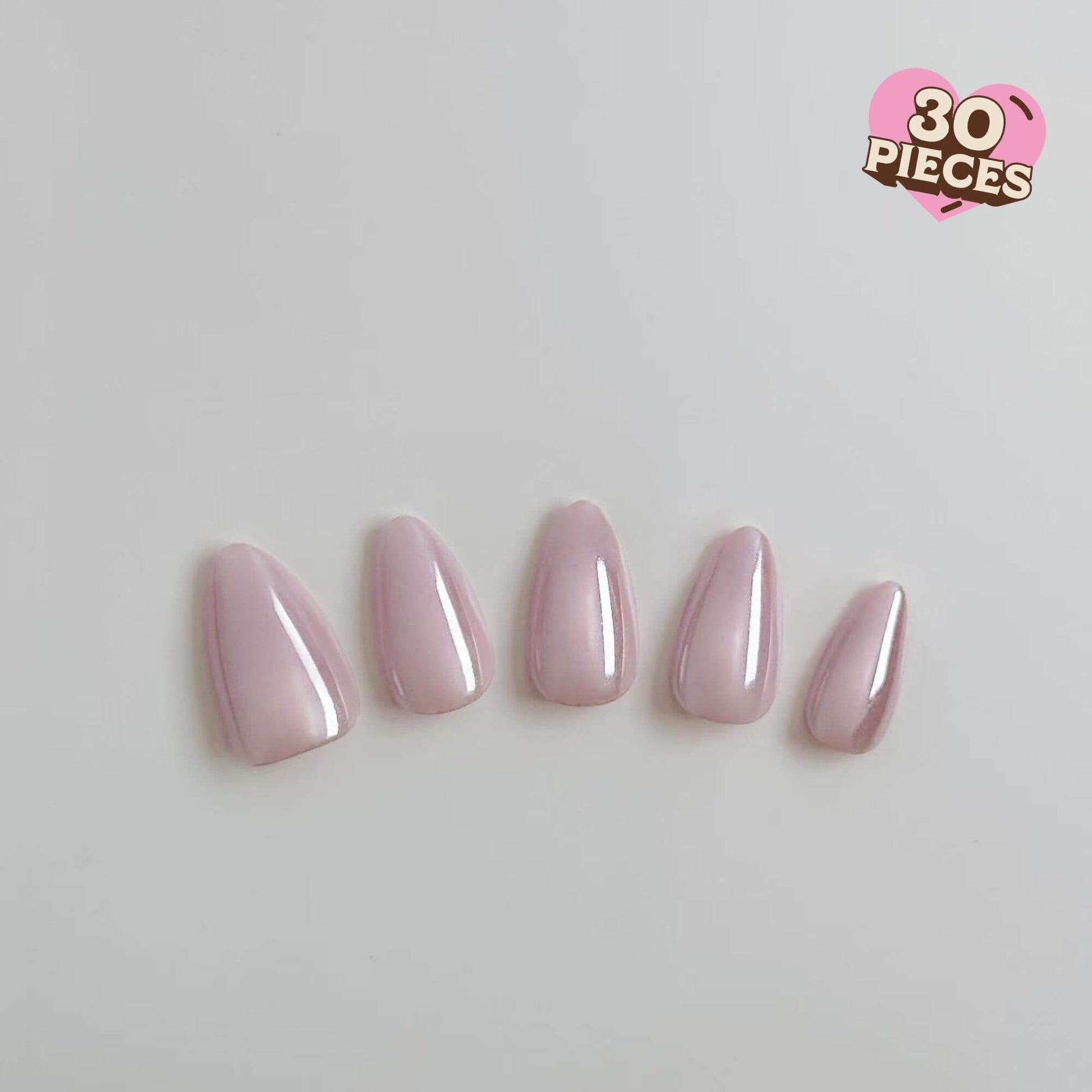 Fünf mittellange Press-on-Nägel in Mandelform in einem zarten Perlmutt-Rosa mit dezentem Chrom-Schimmer-Finish, präsentiert auf weißem Hintergrund