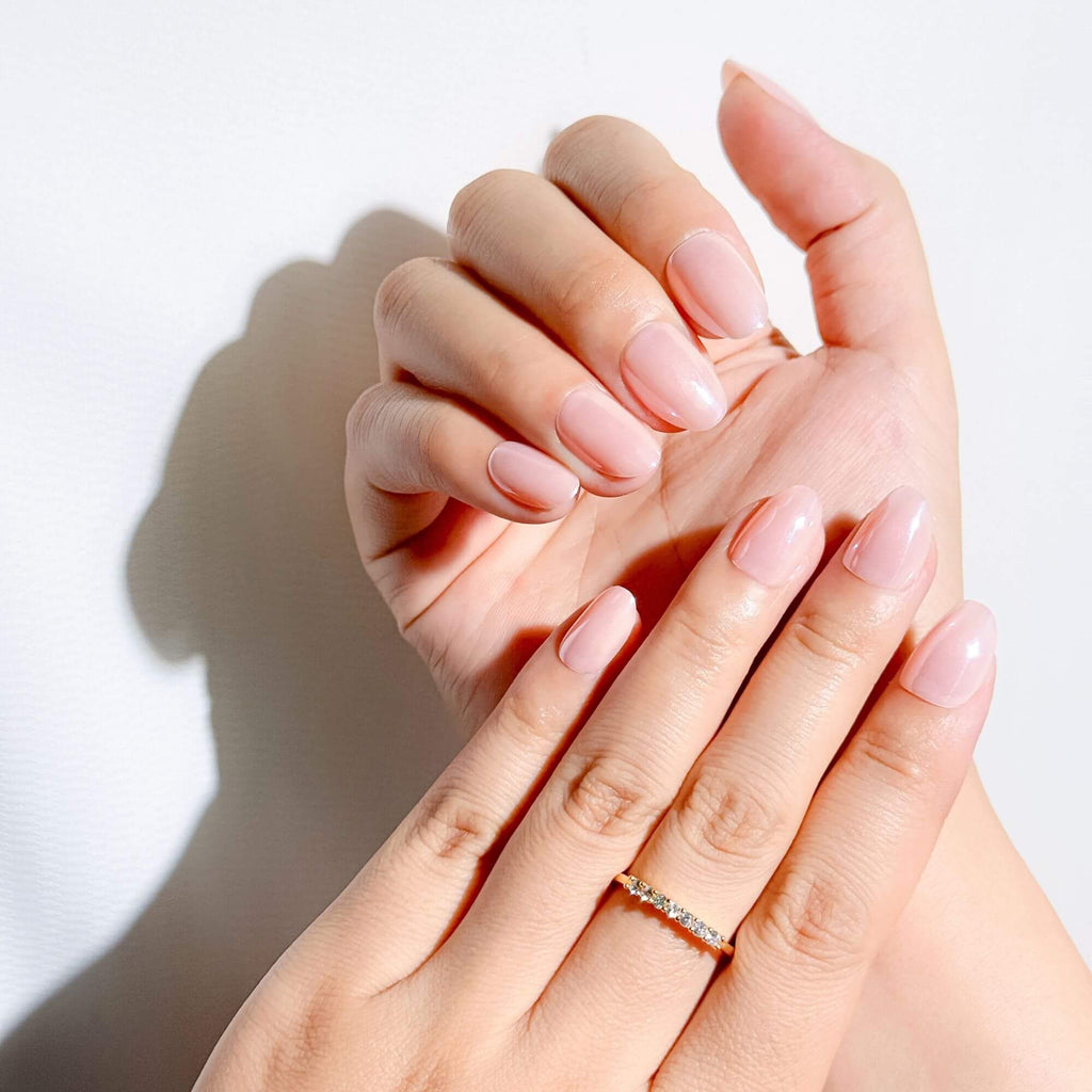 Professionelles Maniküre-Ergebnis mit Justmee rosa Chrome Nägeln zum Aufkleben in kurzer Mandelform.