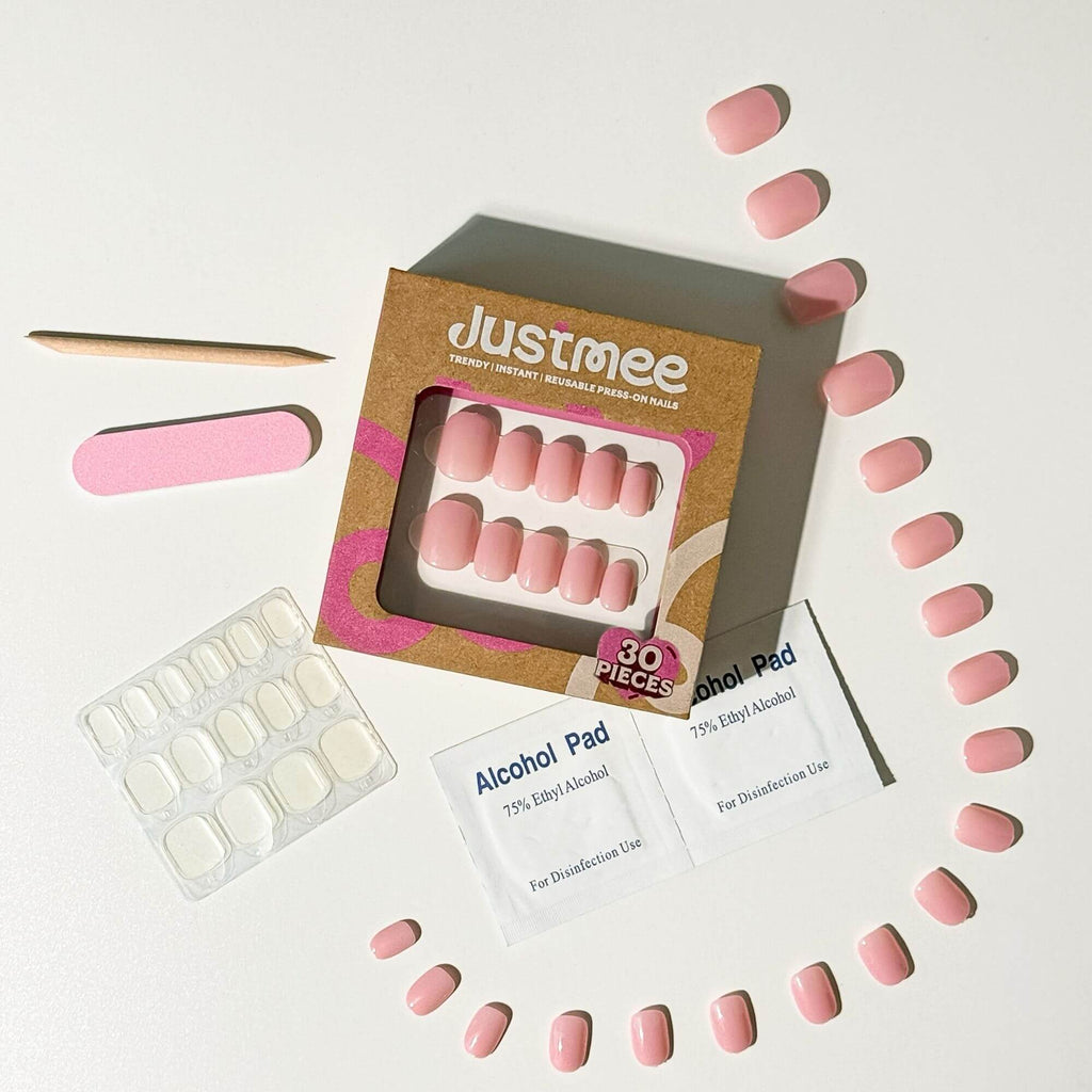 Komplettes Justmee Maniküre-Set mit 30 rosa Nägeln, Reinigungspads und Zubehör.