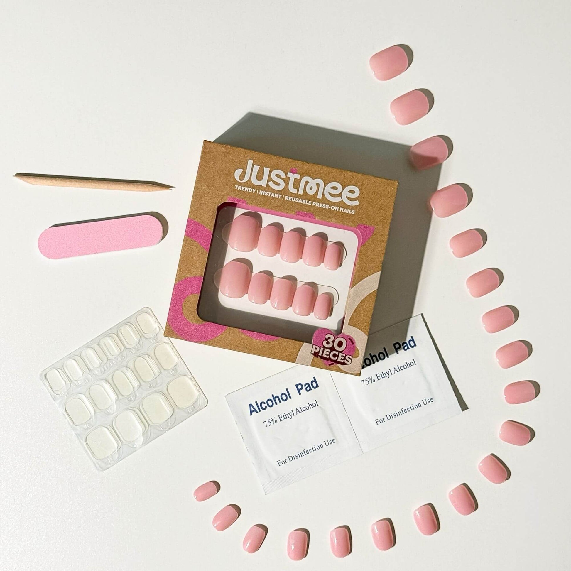 Komplettes Justmee Maniküre-Set mit 30 rosa Nägeln, Reinigungspads und Zubehör.