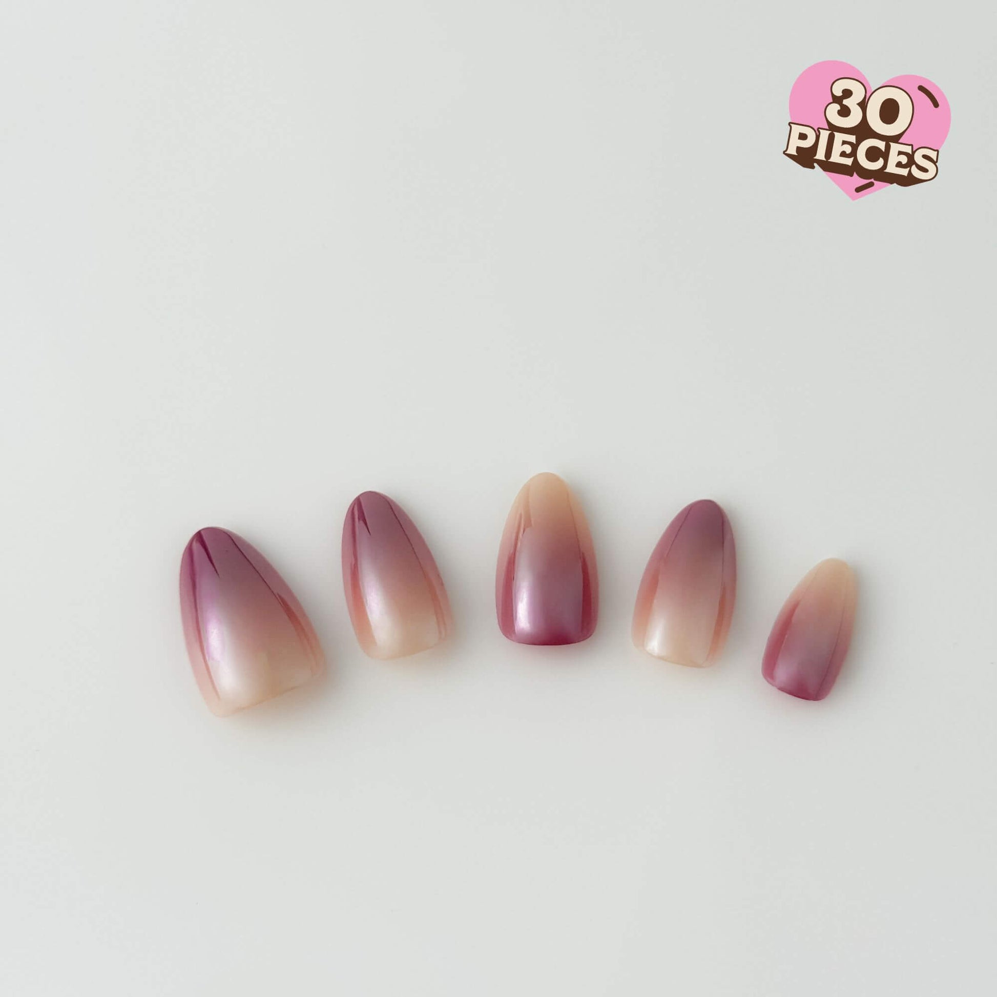 Detailansicht der Rosé Veil Kunstnägel mit hochglänzendem, transparentem Altrosa-Finish und natürlicher kurzer Mandelform.