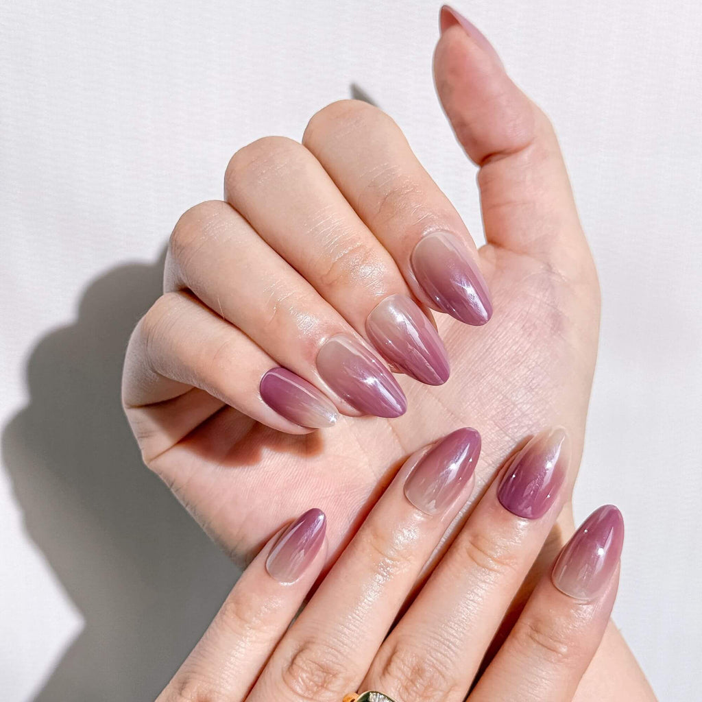 Ästhetische Ansicht der Rosé Veil Press-on Nägel in glänzendem Altrosa, trendiges transparentes Kunstnägel-Design.