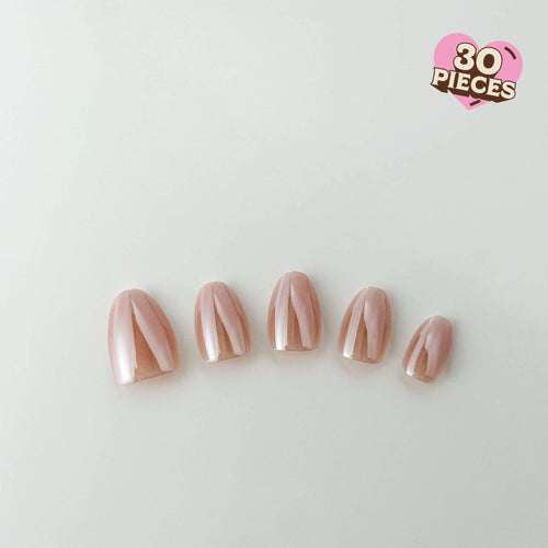 Detailansicht mauve-farbener Aurora-Chrome Kunstnägel, elegante kurze Mandelform für eine professionelle Maniküre zu Hause.