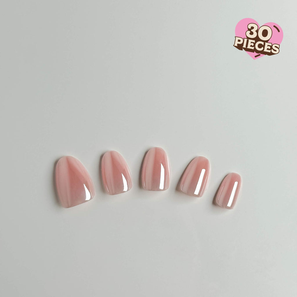 Detailansicht hochwertiger Kunstnägel in Zartrosa Aurora-Perlmutt, kurze Mandelform für ein natürliches Nageldesign.