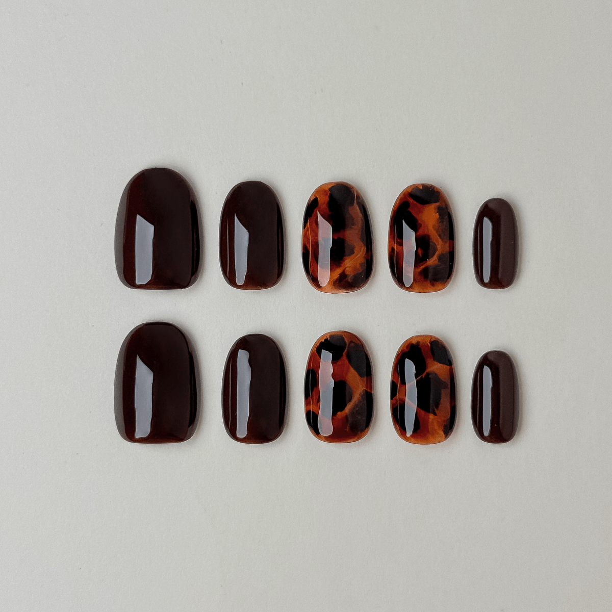 Handgemachte Press-On Nägel kurz & oval in edlem Espresso-Dunkelbraun und klassischer Schildpatt-Optik.