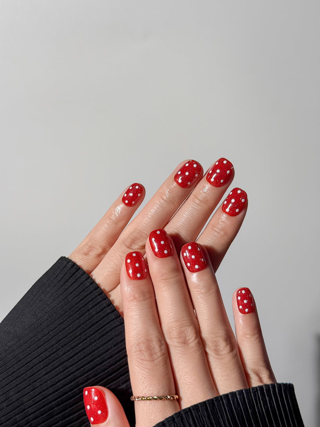 press on nails from Justmee, displayed on hands, the nails are square shape with red-white dots